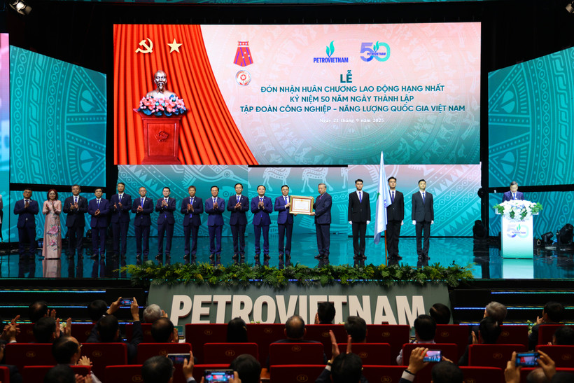 Tổng B&iacute; thư tặng Petrovietnam 8 chữ: Ti&ecirc;n phong - Vượt trội - Bền vững - To&agrave;n cầu- Ảnh 1.