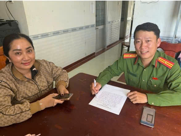 Người phụ nữ ở T&acirc;y Ninh vui mừng nhận lại 190 triệu đồng chuyển nhầm- Ảnh 1.