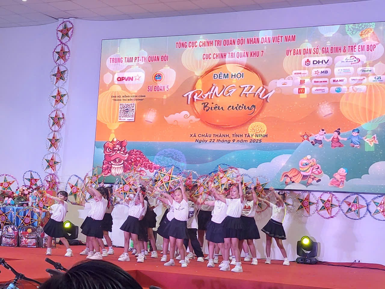 "Trăng thu bi&ecirc;n cương" đến với trẻ kh&oacute; khăn ở T&acirc;y Ninh- Ảnh 1.