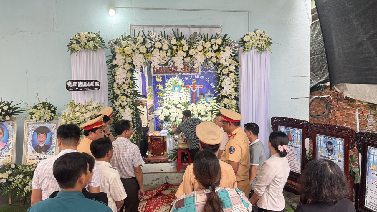 TP HCM: Chia sẻ mất m&aacute;t với gia đ&igrave;nh nạn nh&acirc;n trong vụ tai nạn khiến 3 mẹ con tử vong- Ảnh 6.