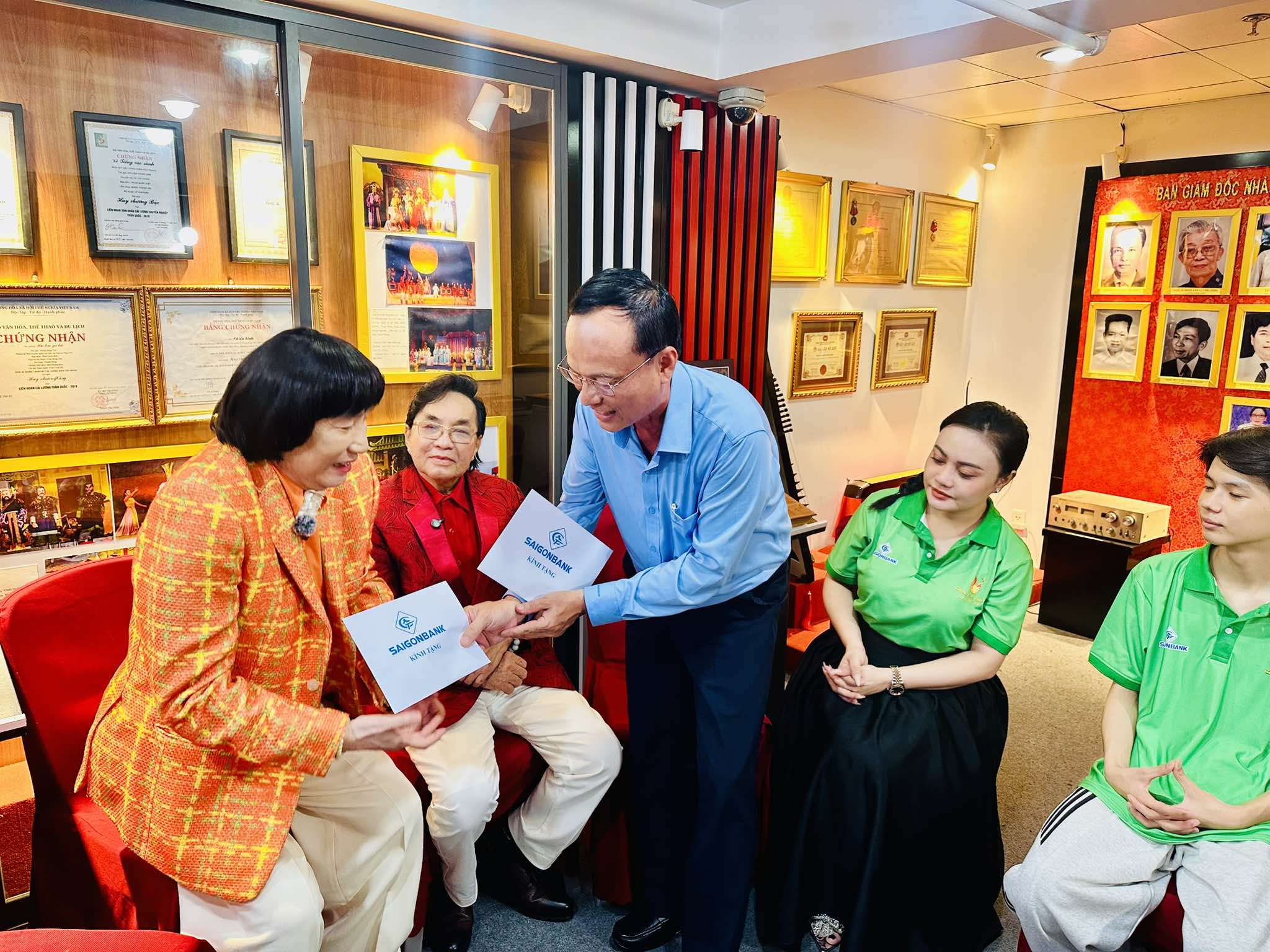 Minh Vương, Thanh Tuấn trút hết nỗi niềm với 3 thí sinh chung kết xếp hạng "Chuông vàng vọng cổ"- Ảnh 4.