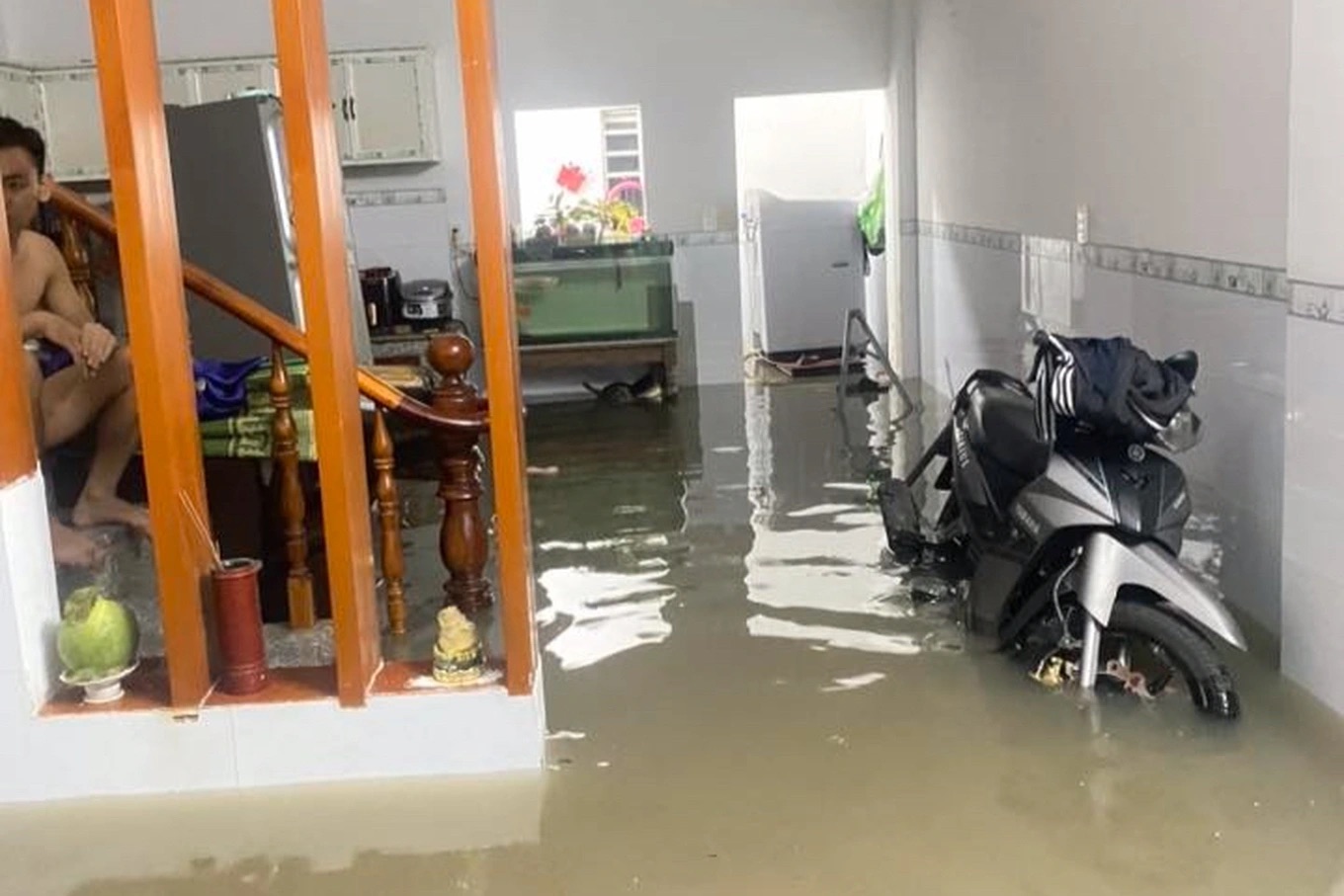 Nhiều nơi ở Đồng Nai ngập nặng sau mưa lớn, xe ô tô lật ngang - Ảnh 3.
