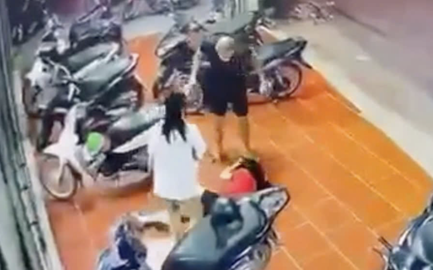 Nam thanh niên đánh ngã rồi liên tiếp đá vào người, đầu cô gái trước quán bi-a