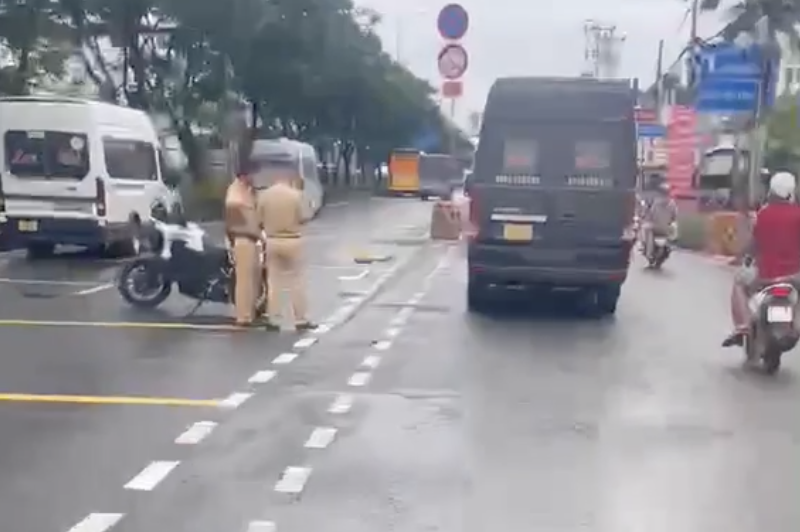 Điều tra vụ người đ&agrave;n &ocirc;ng lao ra đường, bị xe t&ocirc;ng tử vong- Ảnh 1.