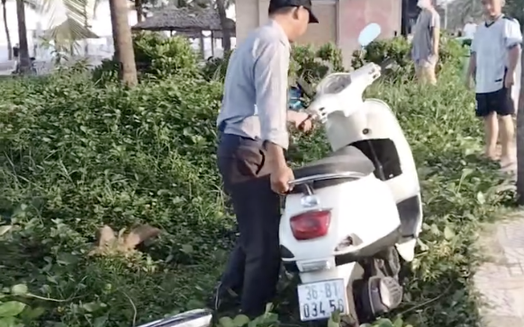 Ban Quản lý lên tiếng vụ clip bảo vệ dắt xe máy xuống bãi cát ở Đà Nẵng