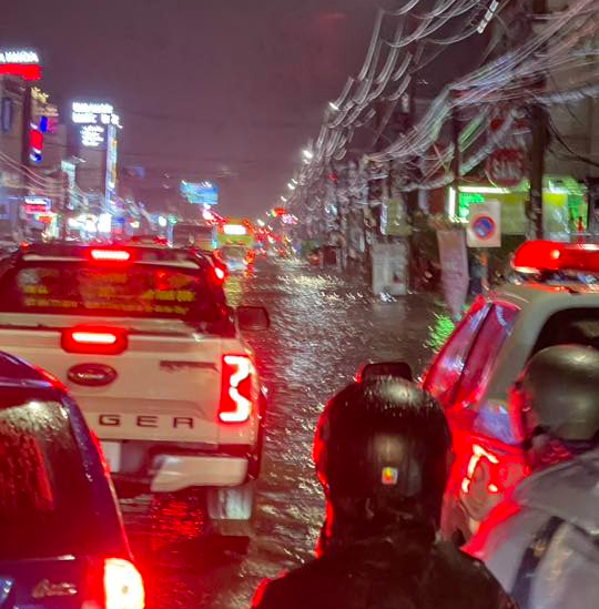 Nhiều nơi ở Đồng Nai ngập nặng sau mưa lớn, xe ô tô lật ngang - Ảnh 1.