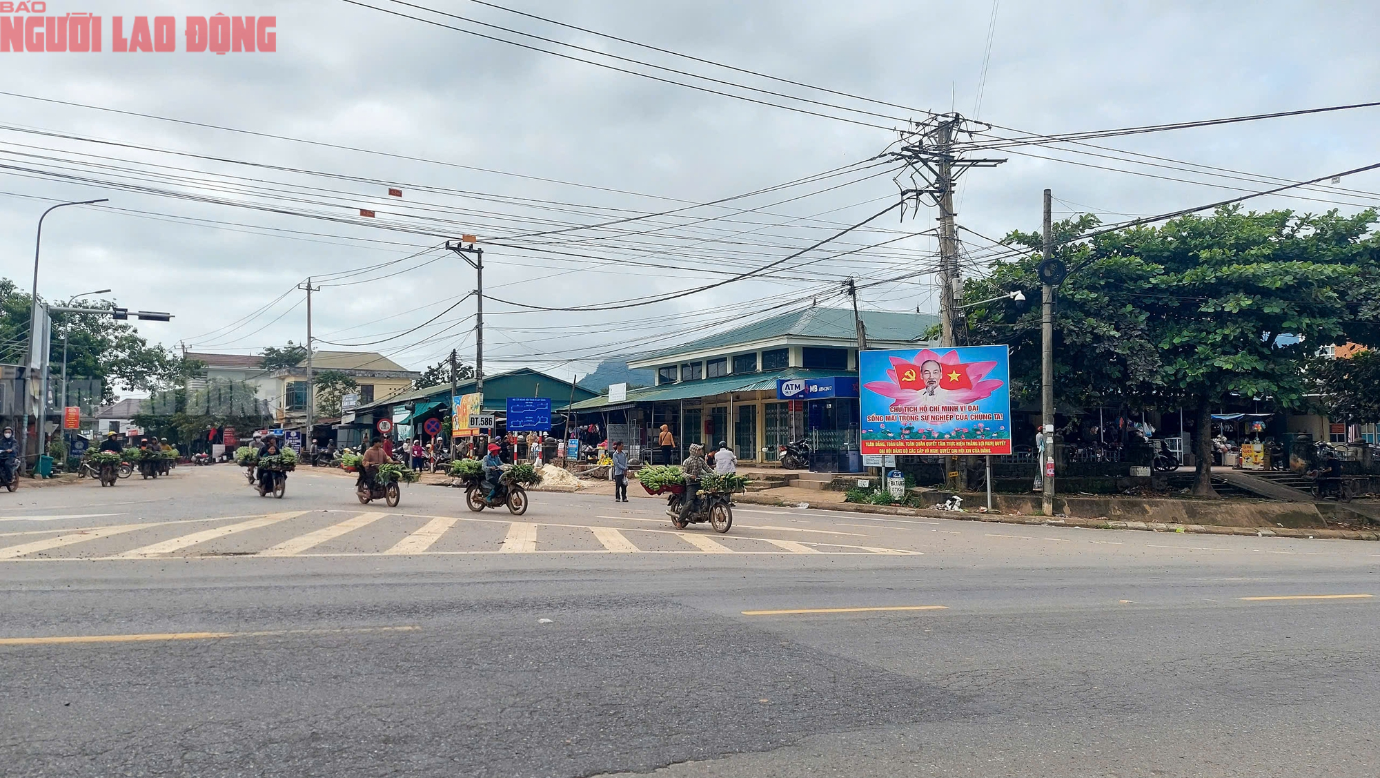 H&igrave;nh ảnh kh&aacute;c lạ tại ng&atilde; 3 chợ T&acirc;n Long - nơi xe tải lao v&agrave;o chợ khiến 3 người chết - Ảnh 3.