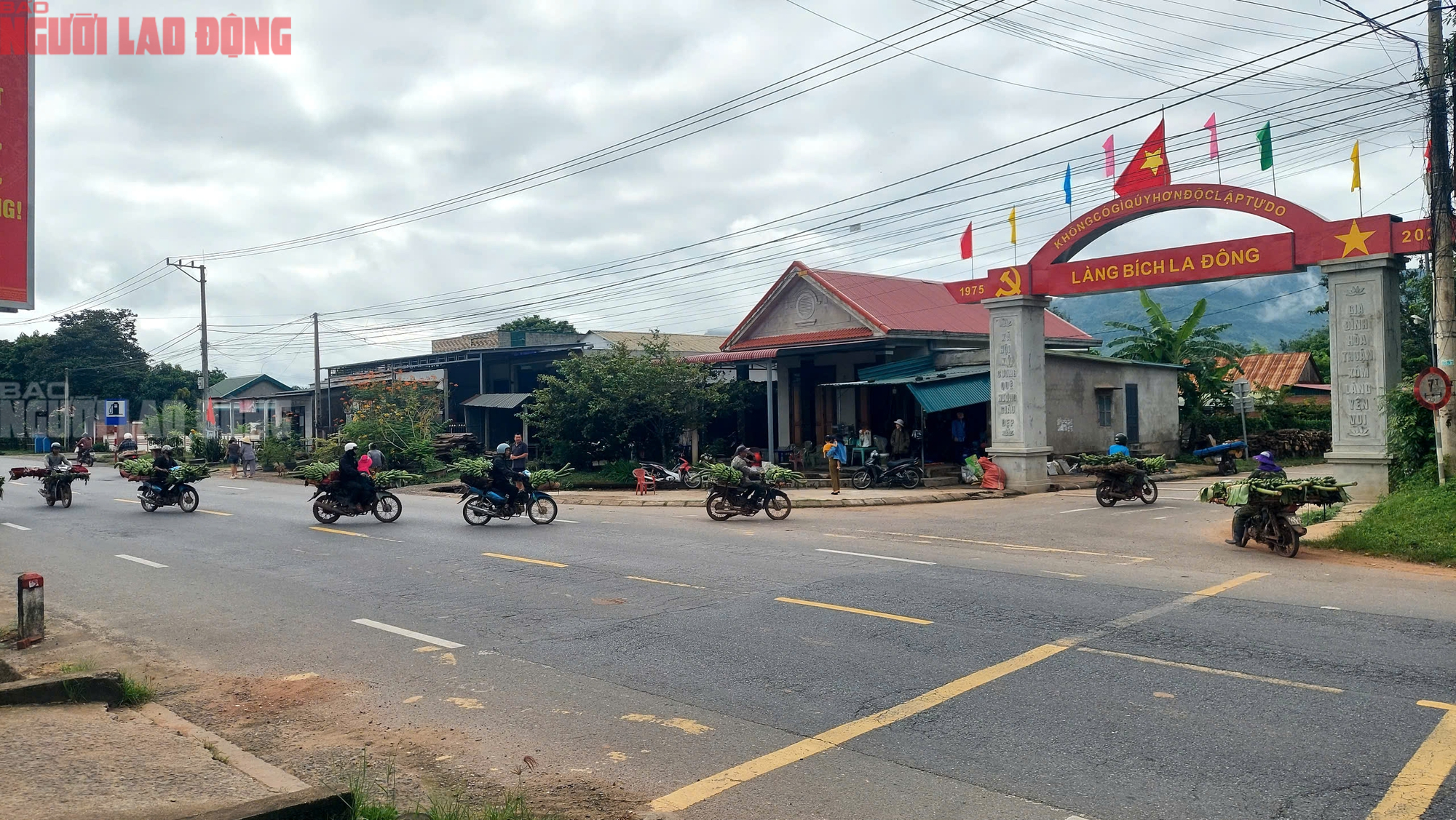 H&igrave;nh ảnh kh&aacute;c lạ tại ng&atilde; 3 chợ T&acirc;n Long - nơi xe tải lao v&agrave;o chợ khiến 3 người chết - Ảnh 4.