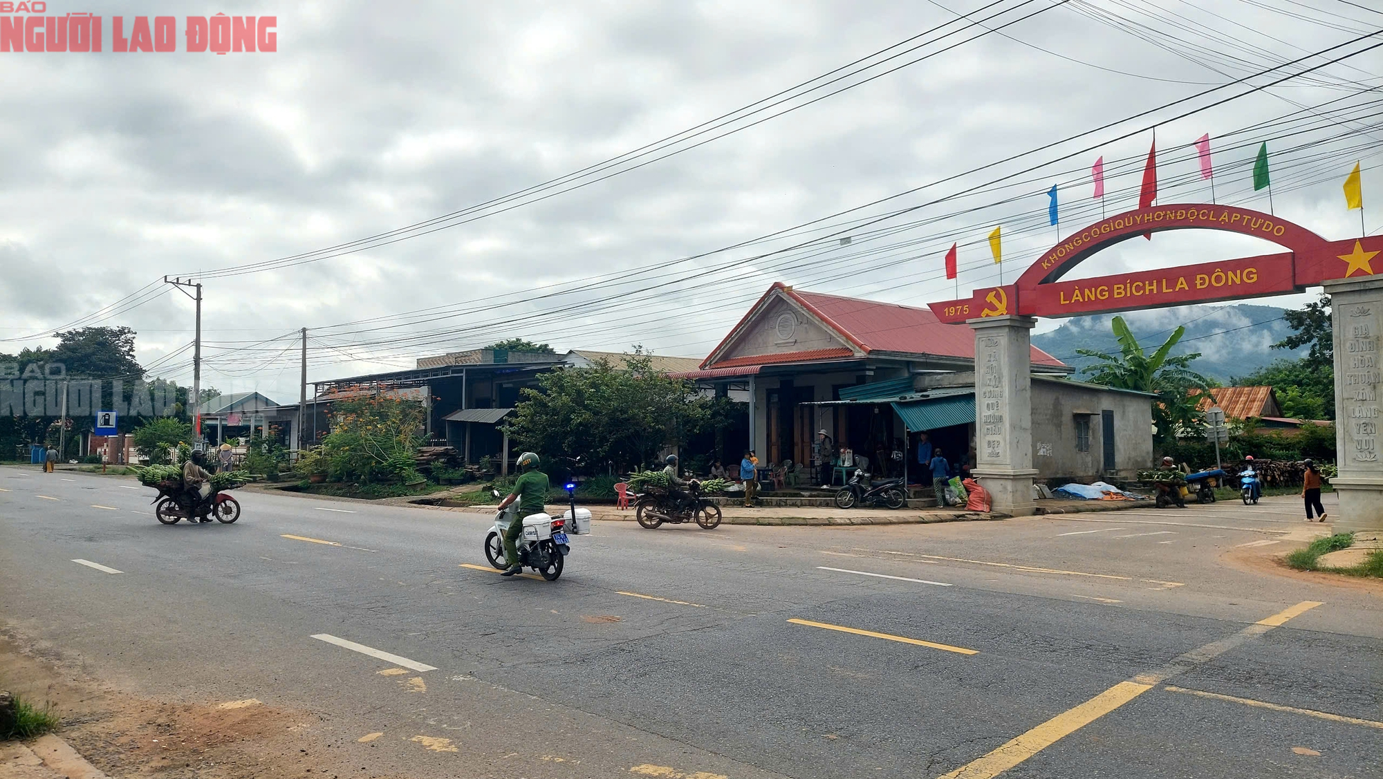 H&igrave;nh ảnh kh&aacute;c lạ tại ng&atilde; 3 chợ T&acirc;n Long - nơi xe tải lao v&agrave;o chợ khiến 3 người chết - Ảnh 5.