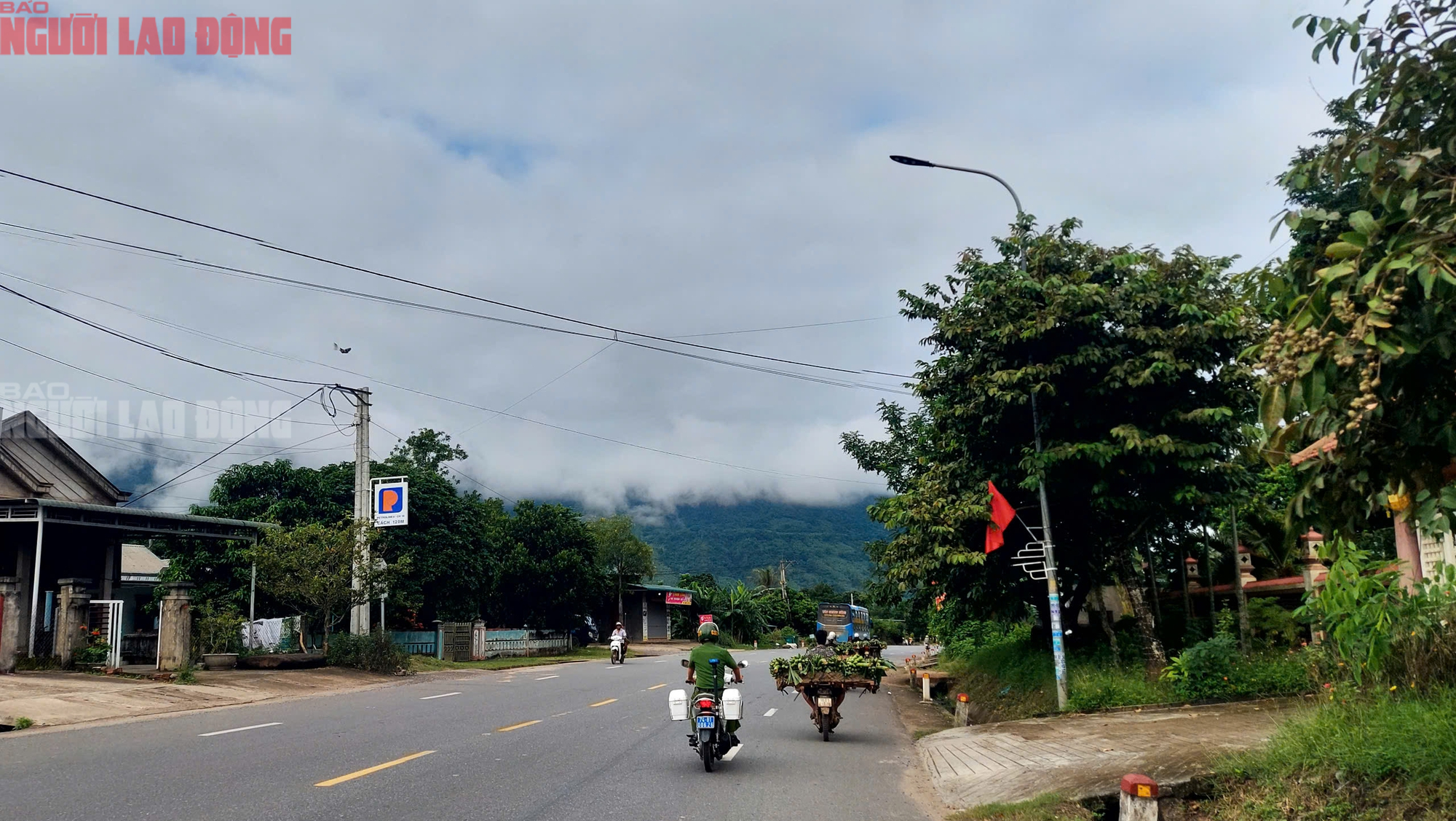 H&igrave;nh ảnh kh&aacute;c lạ tại ng&atilde; 3 chợ T&acirc;n Long - nơi xe tải lao v&agrave;o chợ khiến 3 người chết - Ảnh 6.