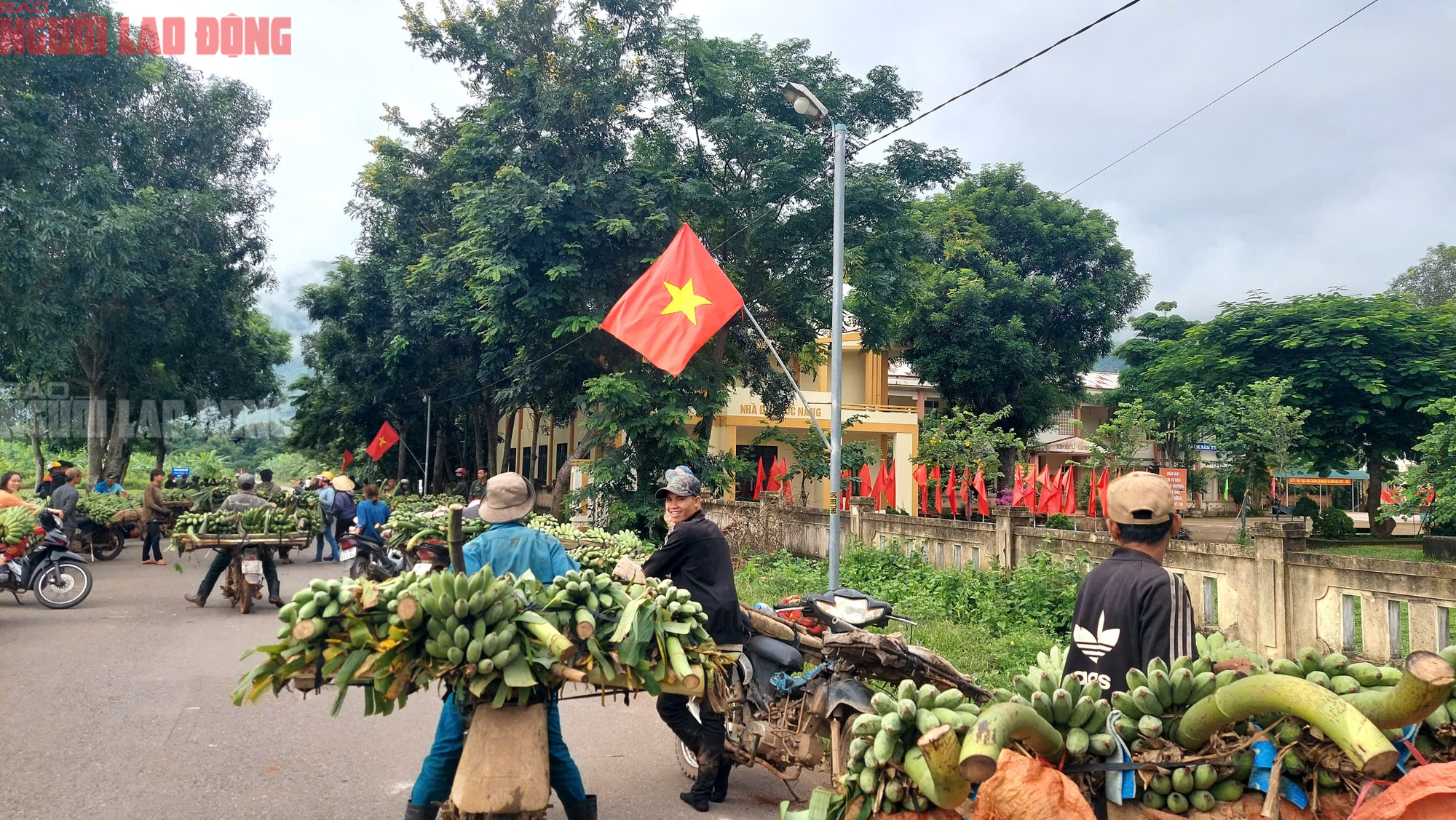 H&igrave;nh ảnh kh&aacute;c lạ tại ng&atilde; 3 chợ T&acirc;n Long - nơi xe tải lao v&agrave;o chợ khiến 3 người chết - Ảnh 8.