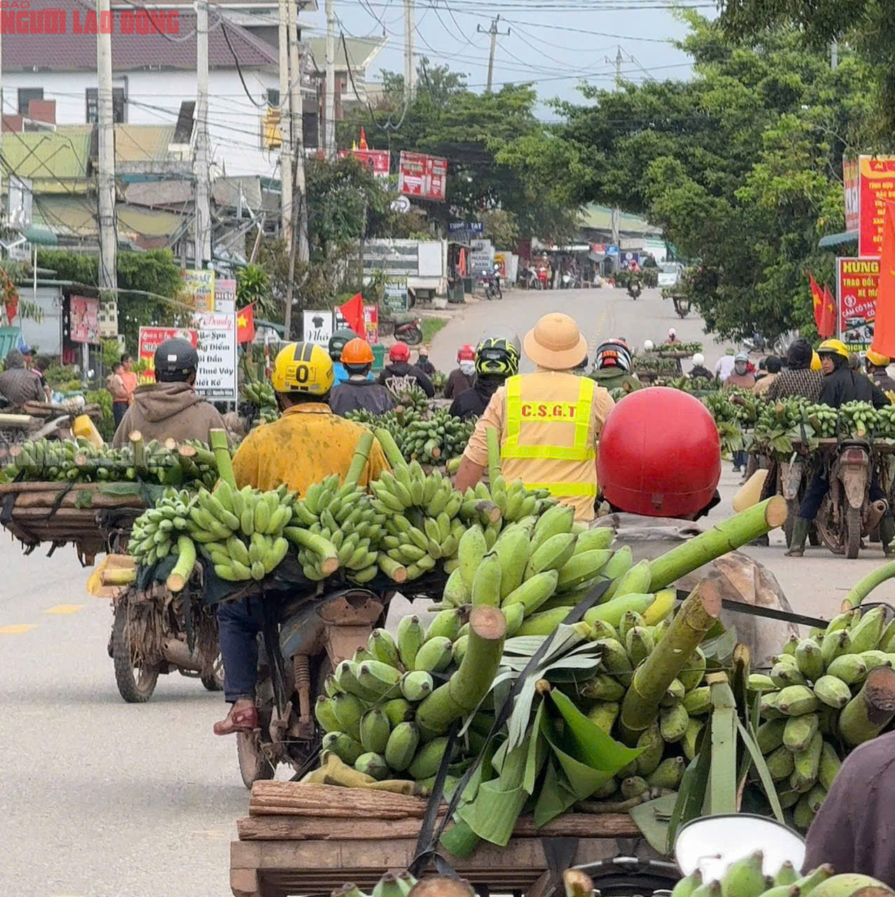 H&igrave;nh ảnh kh&aacute;c lạ tại ng&atilde; 3 chợ T&acirc;n Long - nơi xe tải lao v&agrave;o chợ khiến 3 người chết - Ảnh 12.