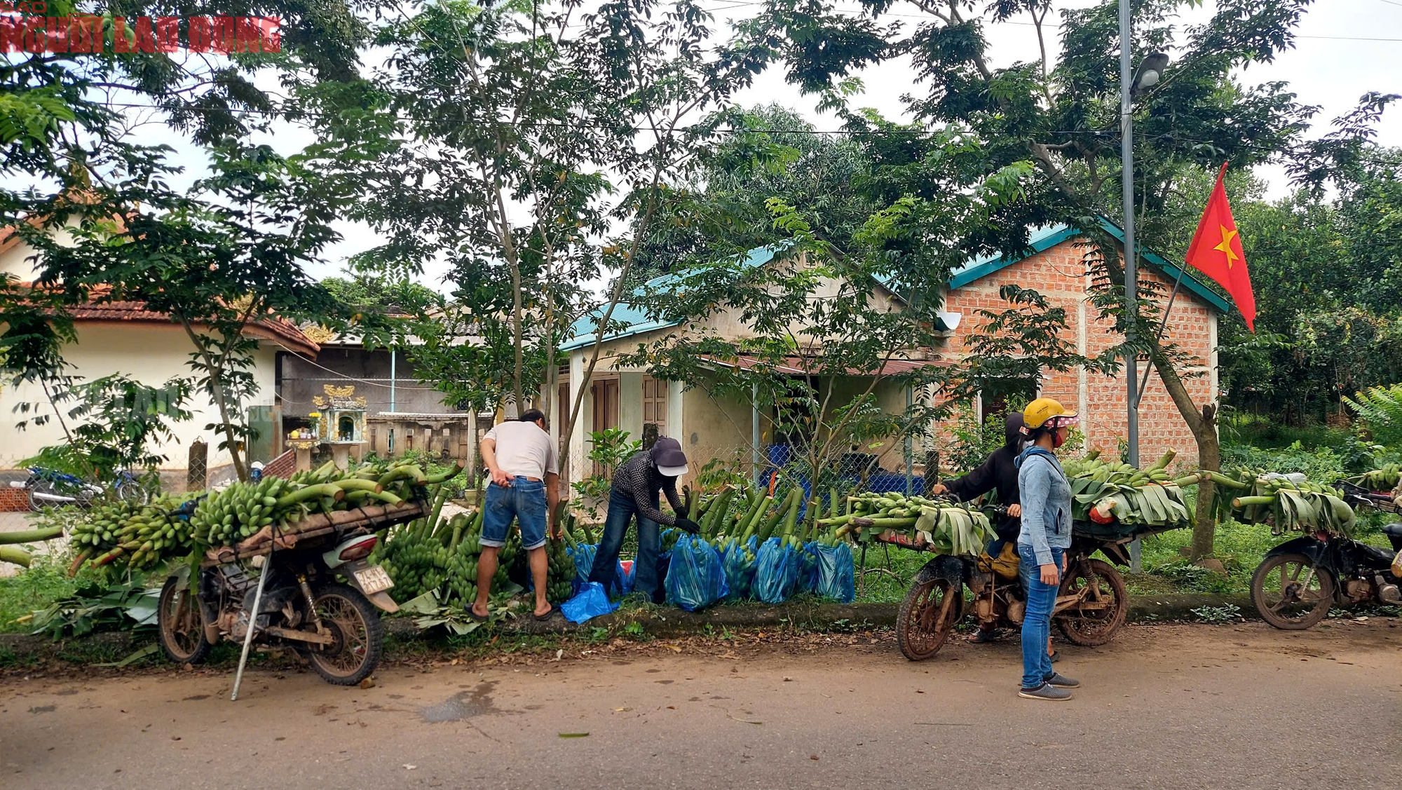 H&igrave;nh ảnh kh&aacute;c lạ tại ng&atilde; 3 chợ T&acirc;n Long - nơi xe tải lao v&agrave;o chợ khiến 3 người chết - Ảnh 14.