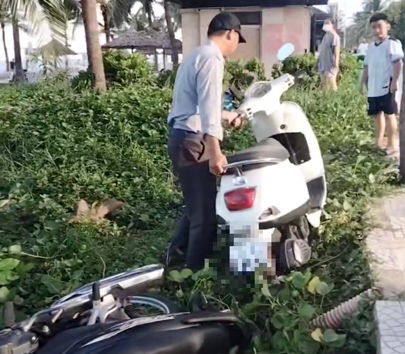 Ban Quản lý phản hồi vụ clip bảo vệ dắt xe máy xuống bãi cát Đà Nẵng - Ảnh 1.