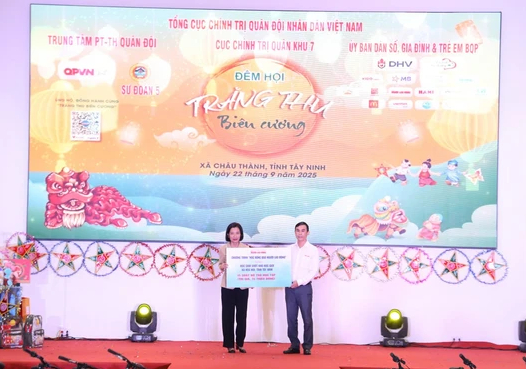 "Trăng thu bi&ecirc;n cương" đến với trẻ kh&oacute; khăn ở T&acirc;y Ninh- Ảnh 2.