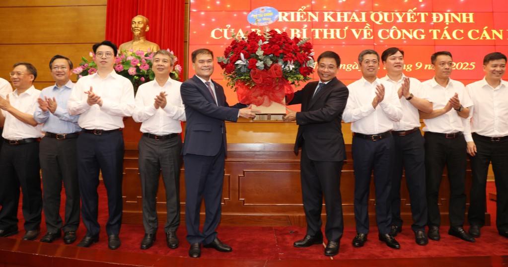 Thứ trưởng bộ Tài chính Bùi Văn Khắng được giới thiệu làm Chủ tịch UBND tỉnh Quảng Ninh - Ảnh 4.