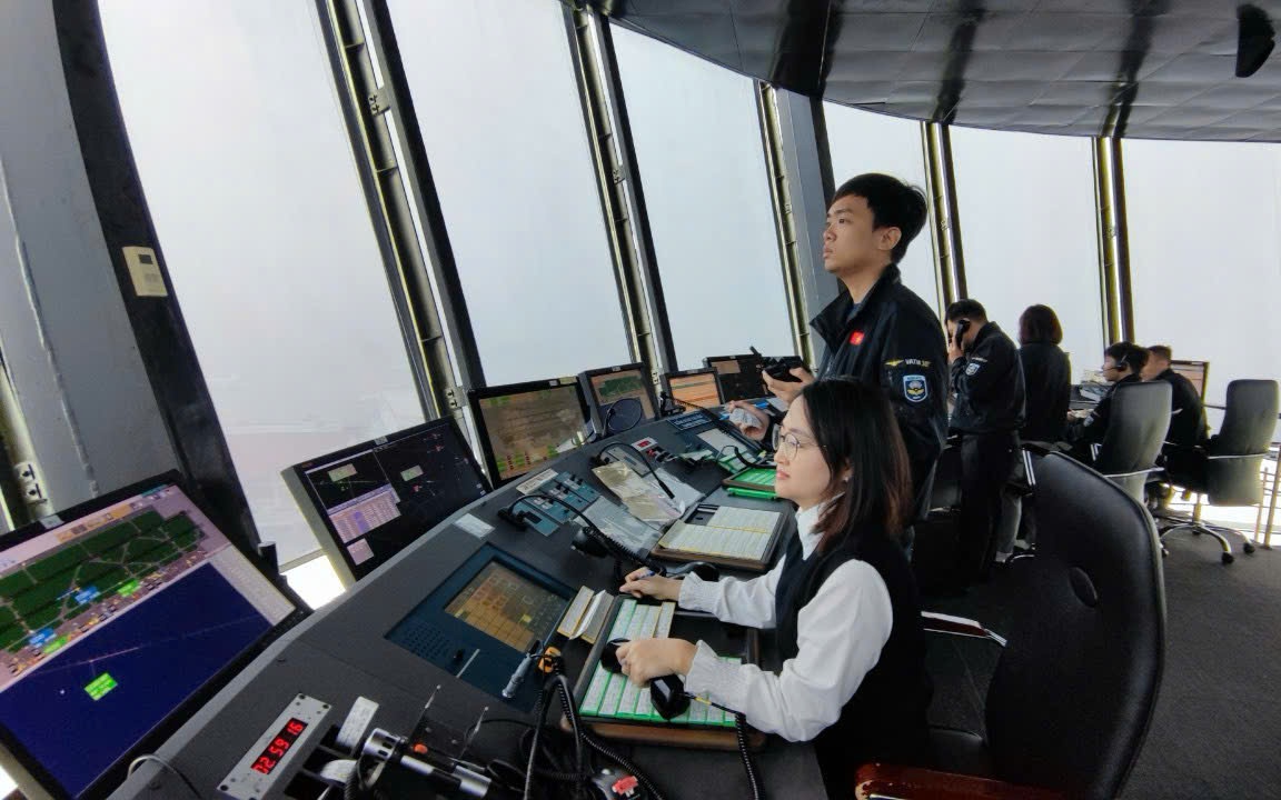 Siêu bão Ragasa mạnh nhất lịch sử trên Biển Đông, Quản lý bay họp khẩn