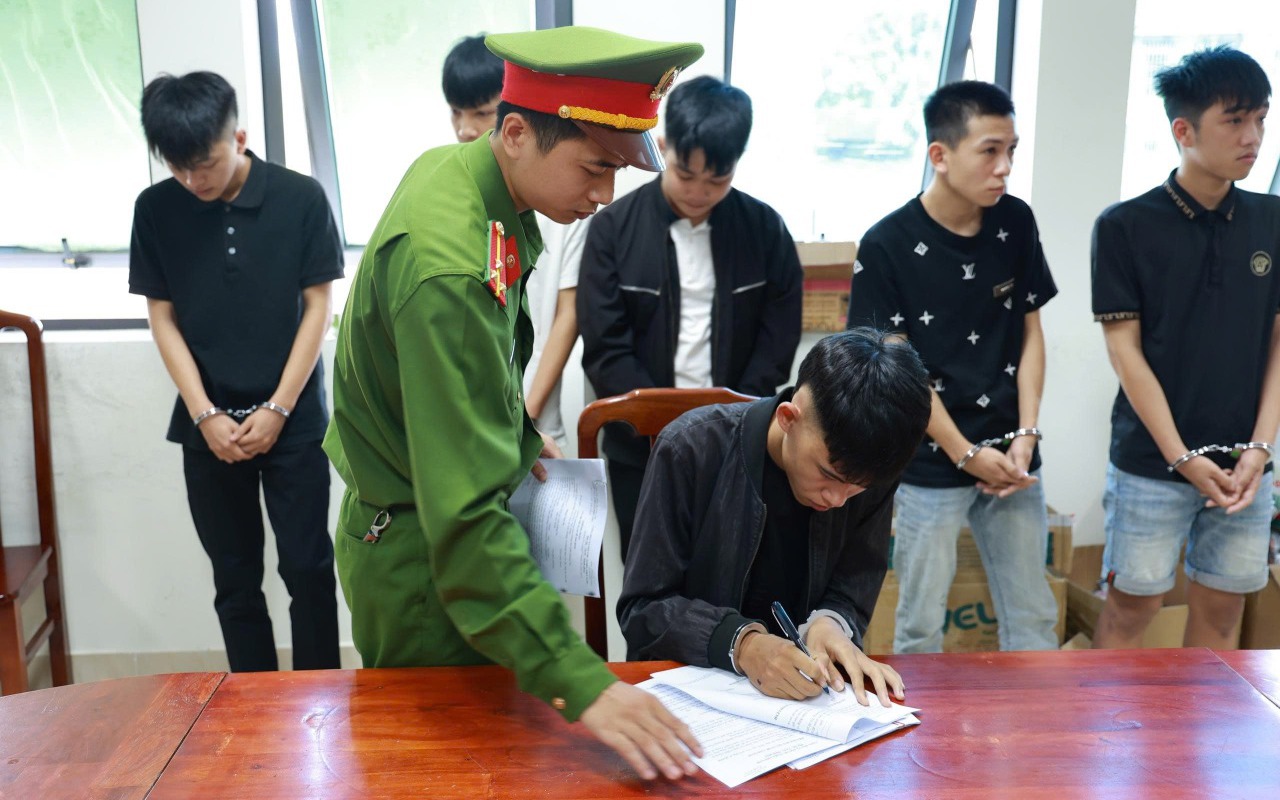 Trong một đêm, 16 thanh niên vướng lao lý vì làm chuyện tày đình