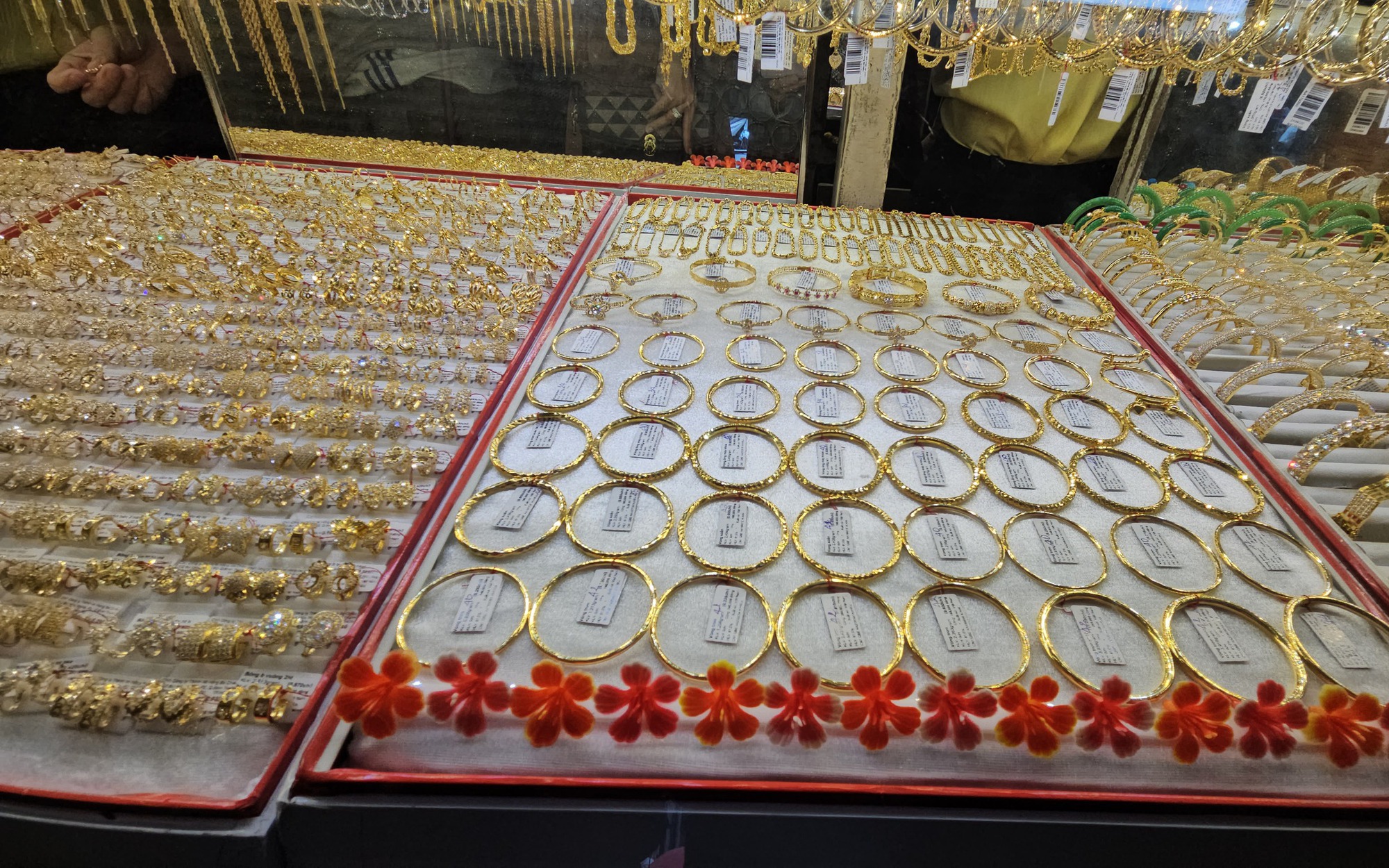 Gi&aacute; v&agrave;ng miếng SJC tăng mạnh v&agrave;o S&aacute;ng 23 - 9 , theo đ&agrave; thị trường thế giới - Ảnh 1.