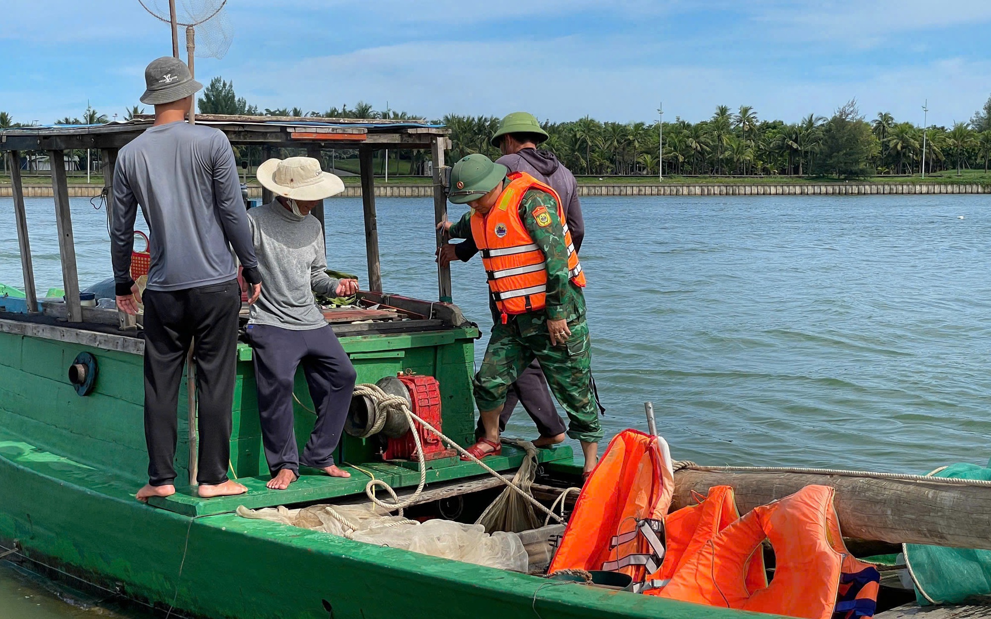 Phát hiện nhiều ngư dân làm chuyện đáng lên án trên biển