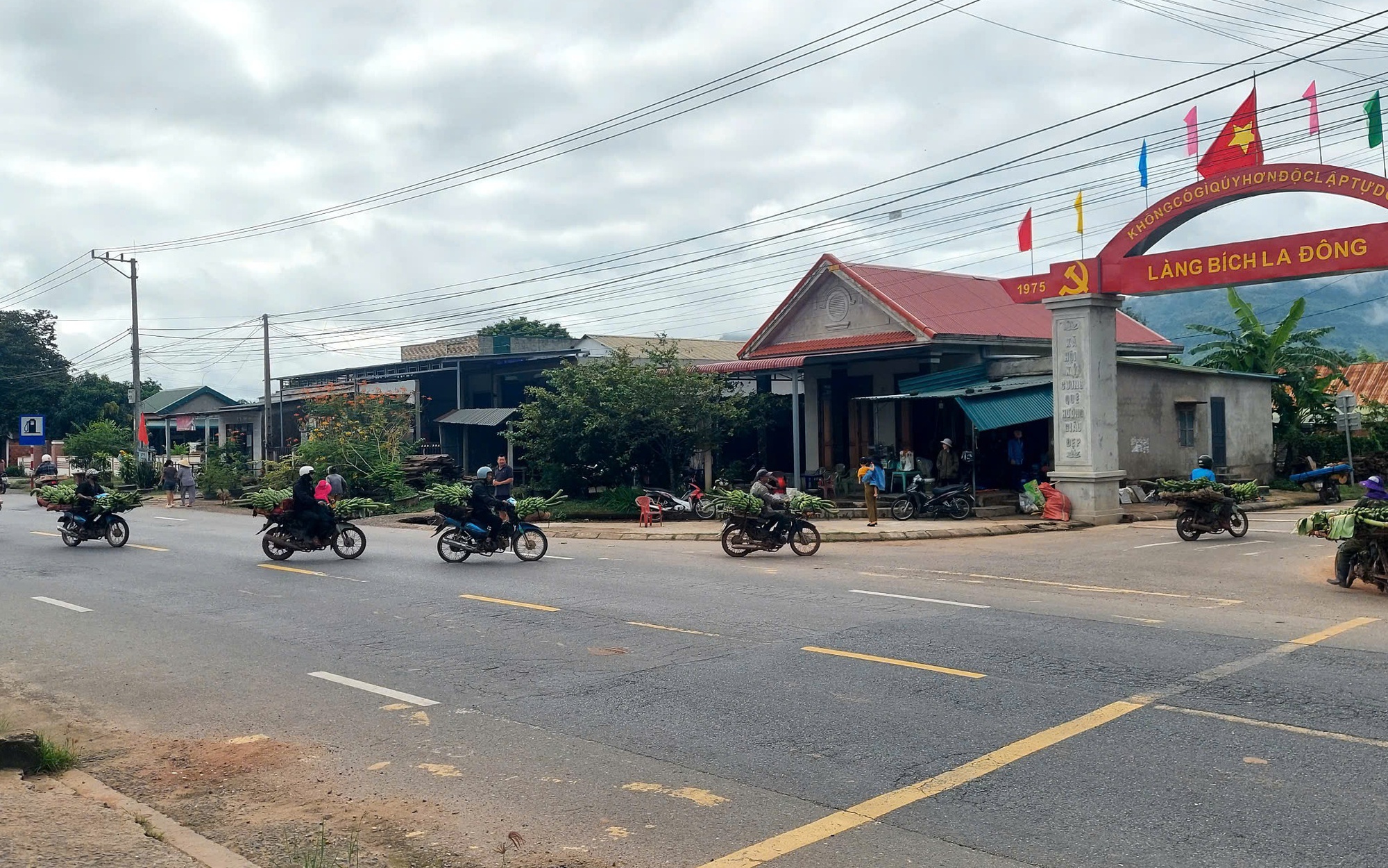 Hình ảnh khác lạ tại ngã 3 chợ Tân Long - nơi xe tải lao vào chợ khiến 3 người chết