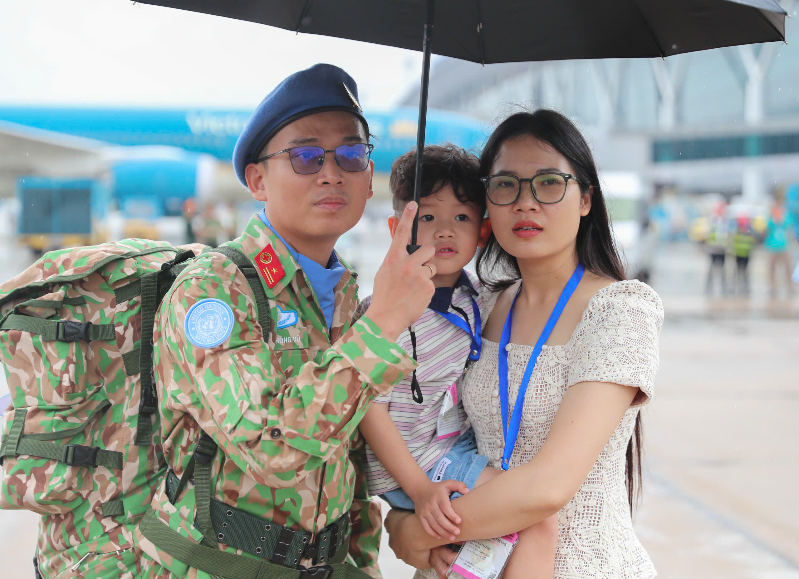Hạnh ph&uacute;c của gia đ&igrave;nh, vinh quang của Tổ quốc trong m&agrave;u &aacute;o mũ nồi xanh- Ảnh 2.