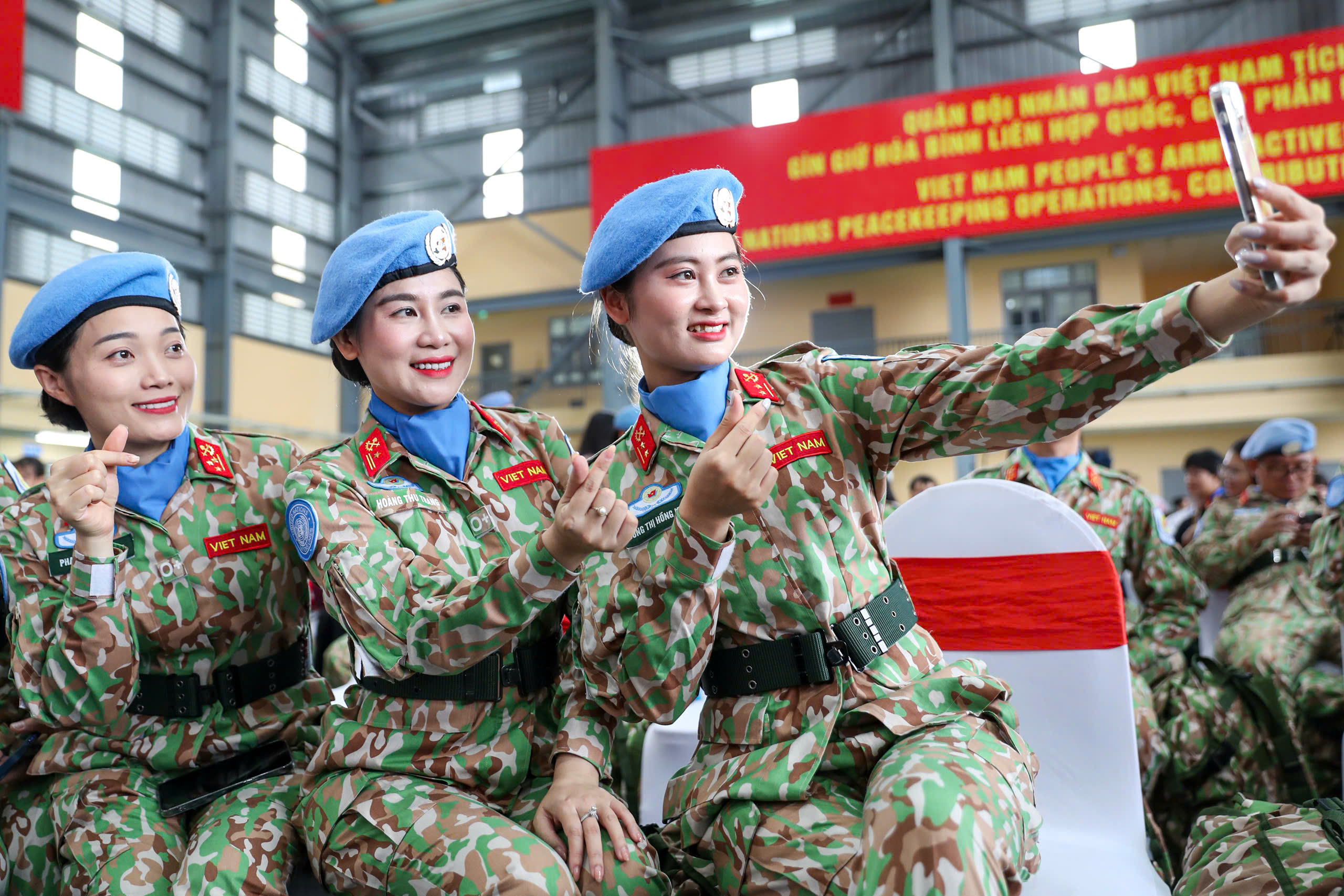 Hạnh ph&uacute;c của gia đ&igrave;nh, vinh quang của Tổ quốc trong m&agrave;u &aacute;o mũ nồi xanh- Ảnh 4.