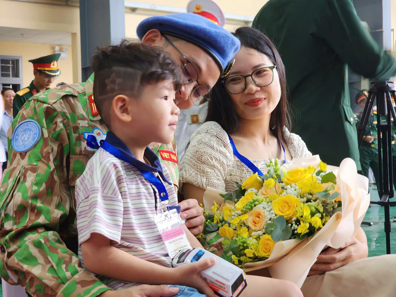 Hạnh ph&uacute;c của gia đ&igrave;nh, vinh quang của Tổ quốc trong m&agrave;u &aacute;o mũ nồi xanh- Ảnh 1.