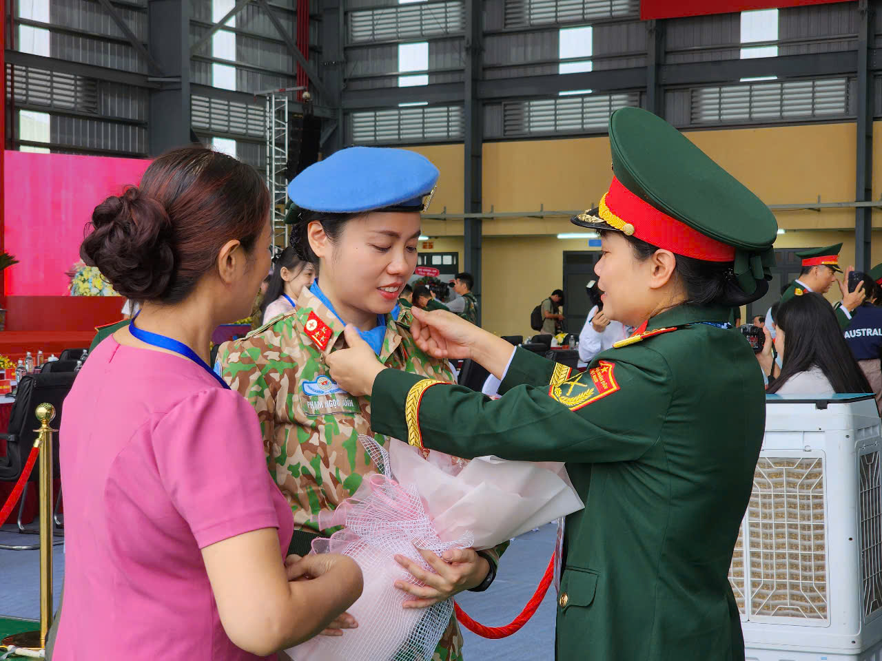 Hạnh ph&uacute;c của gia đ&igrave;nh, vinh quang của Tổ quốc trong m&agrave;u &aacute;o mũ nồi xanh- Ảnh 3.
