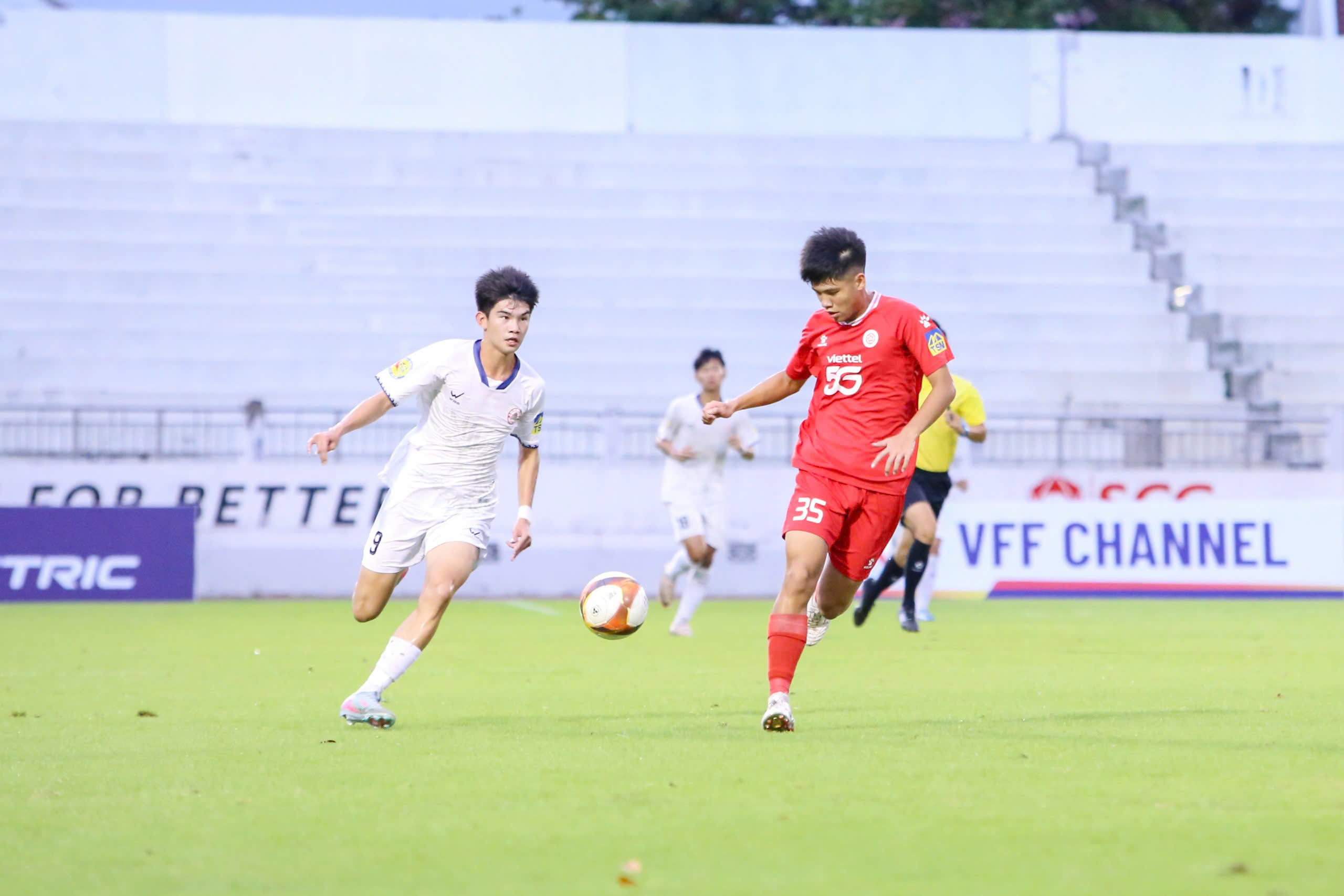 U17 quốc gia: Xác định 2 cặp bán kết - Ảnh 2.