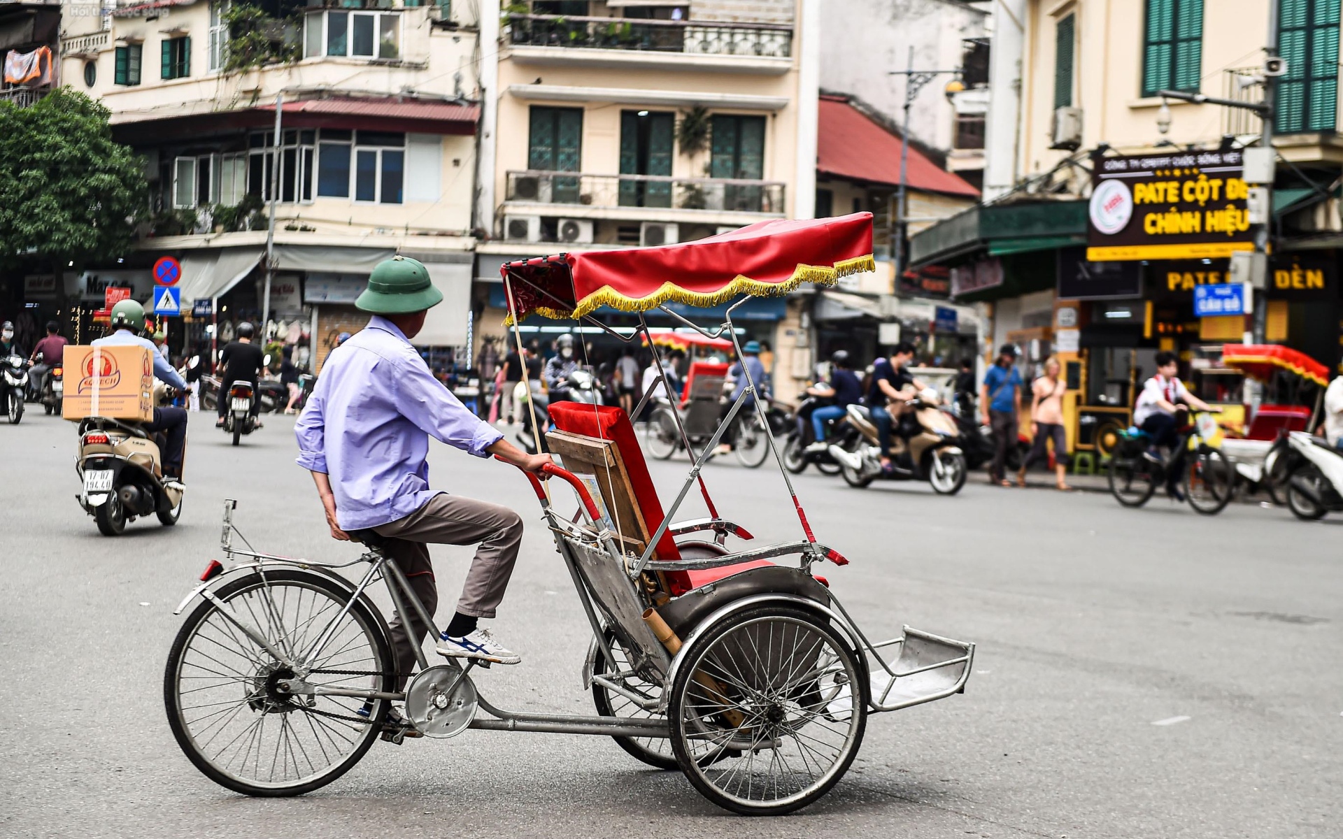 Hai tài xế xích lô bị tố "chặt chém" du khách nước ngoài