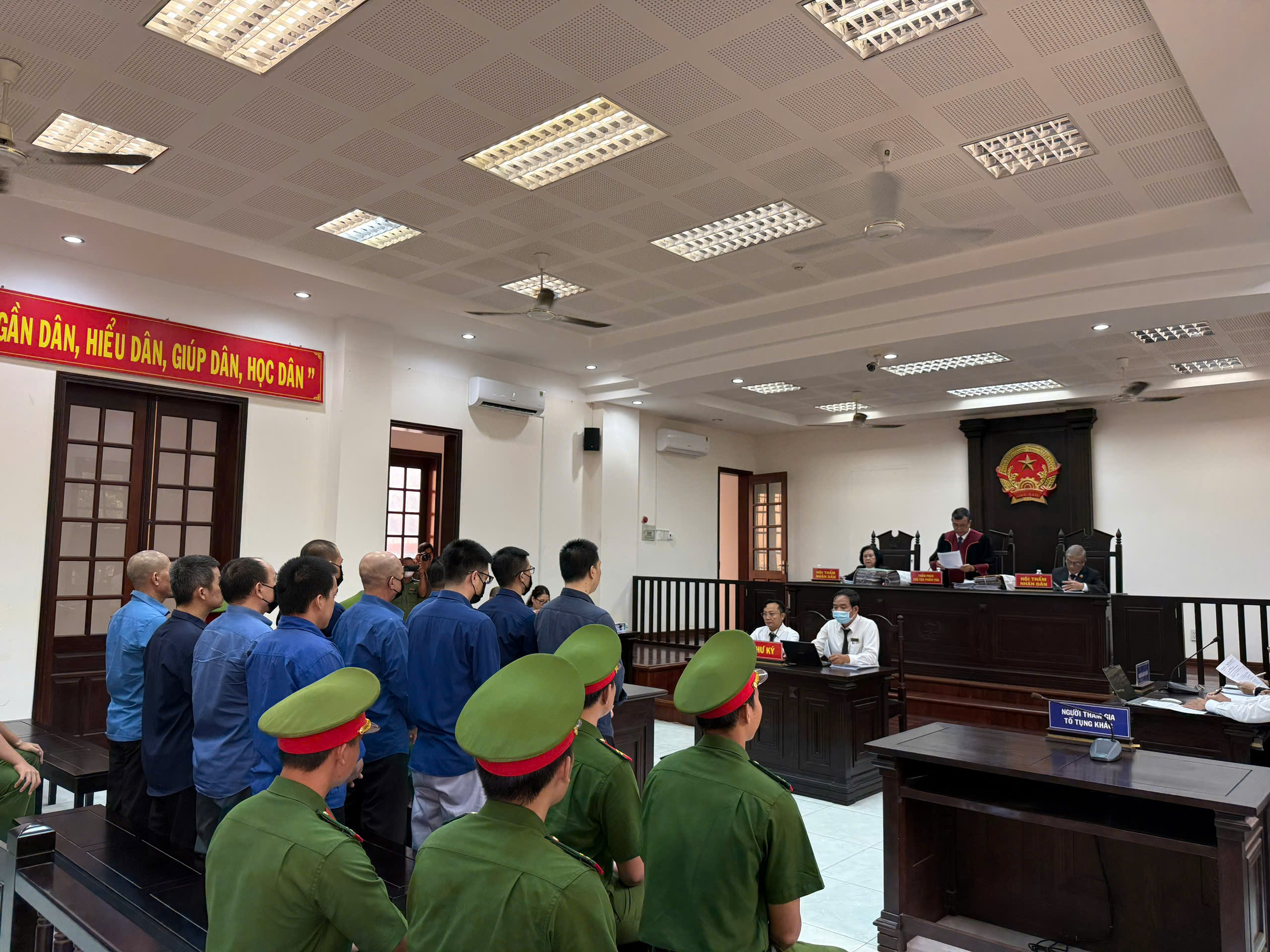 Hình ảnh áp giải Bình “kiểm” đến tòa sáng nay- Ảnh 4.