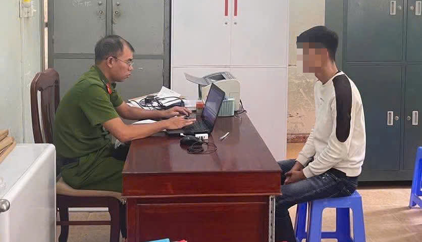 C&ocirc;ng an l&agrave;m việc với thanh ni&ecirc;n vừa đ&aacute;nh thai phụ, vừa n&oacute;i "Biết tao l&agrave; ai kh&ocirc;ng?"- Ảnh 1.