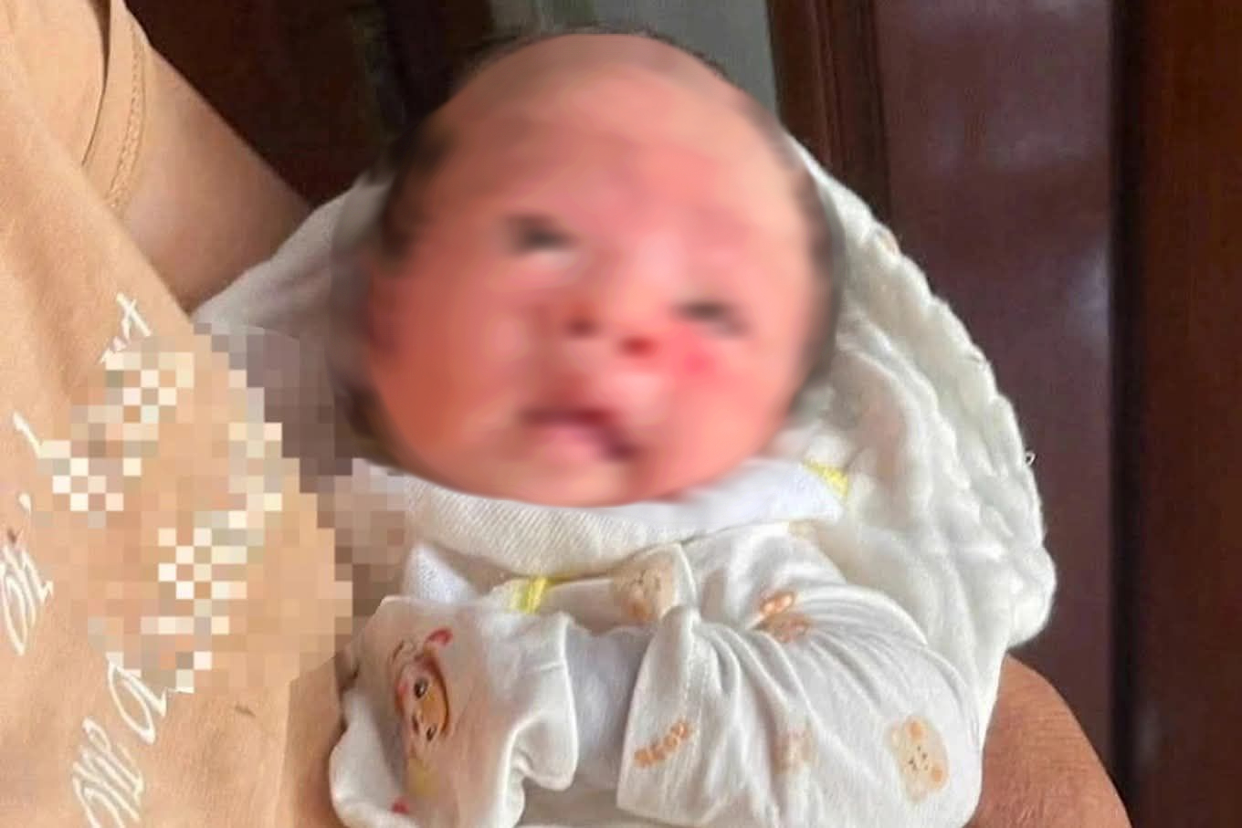 B&eacute; g&aacute;i sơ sinh bị bỏ rơi c&ugrave;ng số tiền 15 triệu đồng v&agrave; lời nhắn nhờ nu&ocirc;i hộ - Ảnh 1.