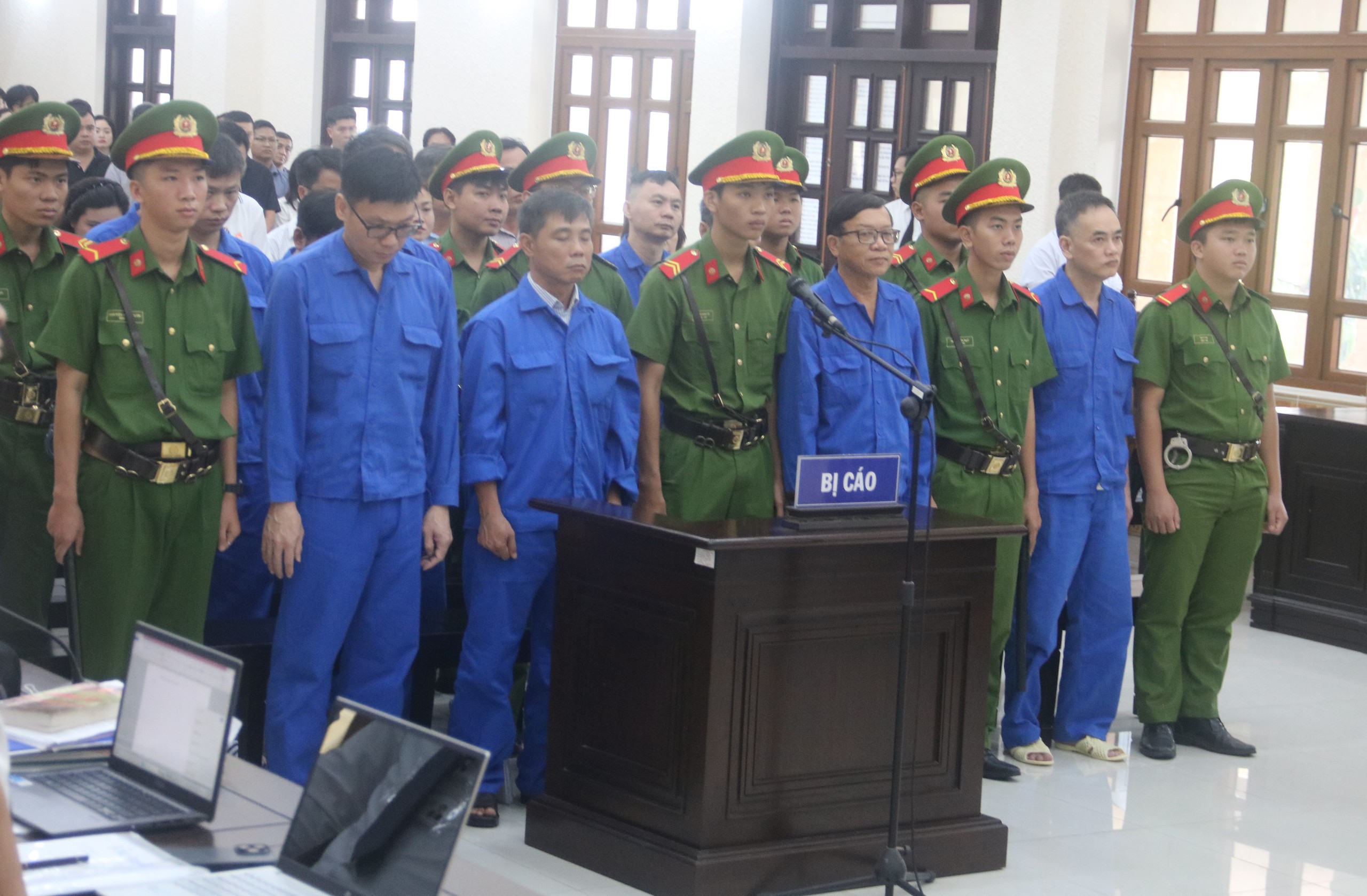 Xét xử 2 cựu giám đốc Điện lực Bình Thuận trong vụ án liên quan Tập đoàn Tuấn Ân- Ảnh 1.