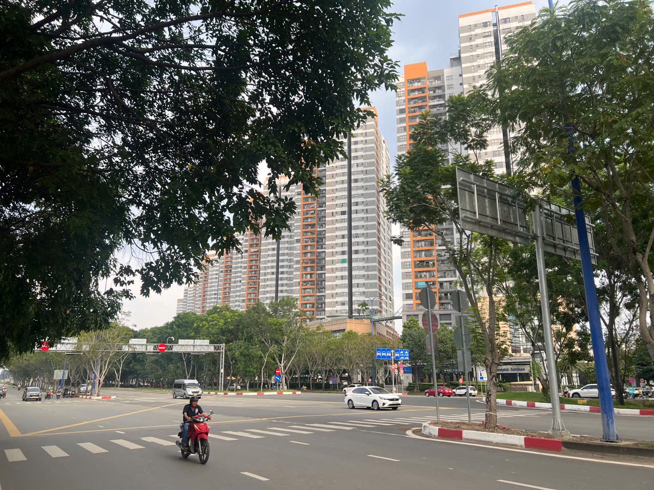 Giá nhà cao tại TP HCM: Người dân khó mua nổi bất động sản - Ảnh 2.