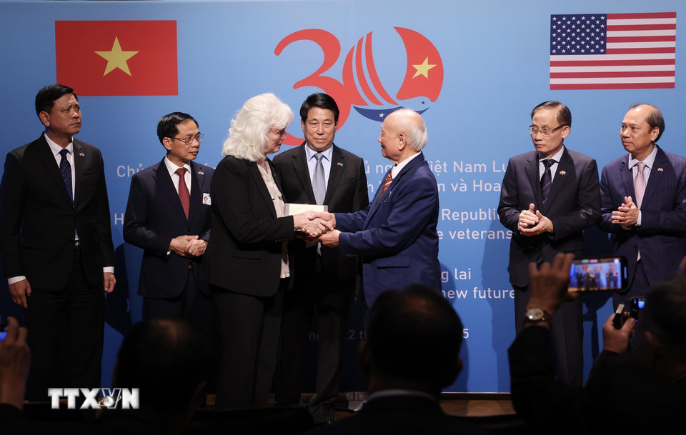Chủ tịch nước Lương Cường chứng kiến c&aacute;c cựu chiến binh Việt - Mỹ trao kỷ vật - Ảnh 8.