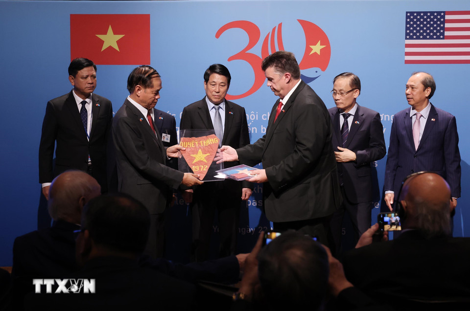 Chủ tịch nước Lương Cường chứng kiến c&aacute;c cựu chiến binh Việt - Mỹ trao kỷ vật - Ảnh 9.