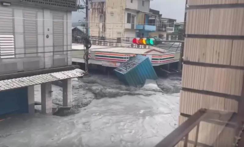 CLIP: Kinh ho&agrave;ng nước lũ vỡ bờ giật sập cầu ở Đ&agrave;i Loan - Trung Quốc - Ảnh 5.