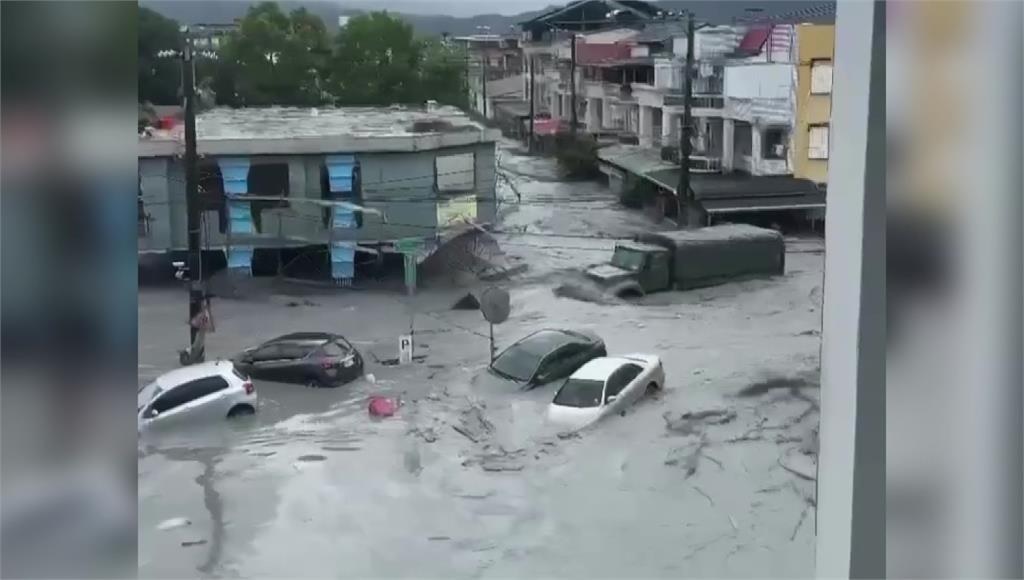 CLIP: Kinh ho&agrave;ng nước lũ vỡ bờ giật sập cầu ở Đ&agrave;i Loan - Trung Quốc - Ảnh 4.