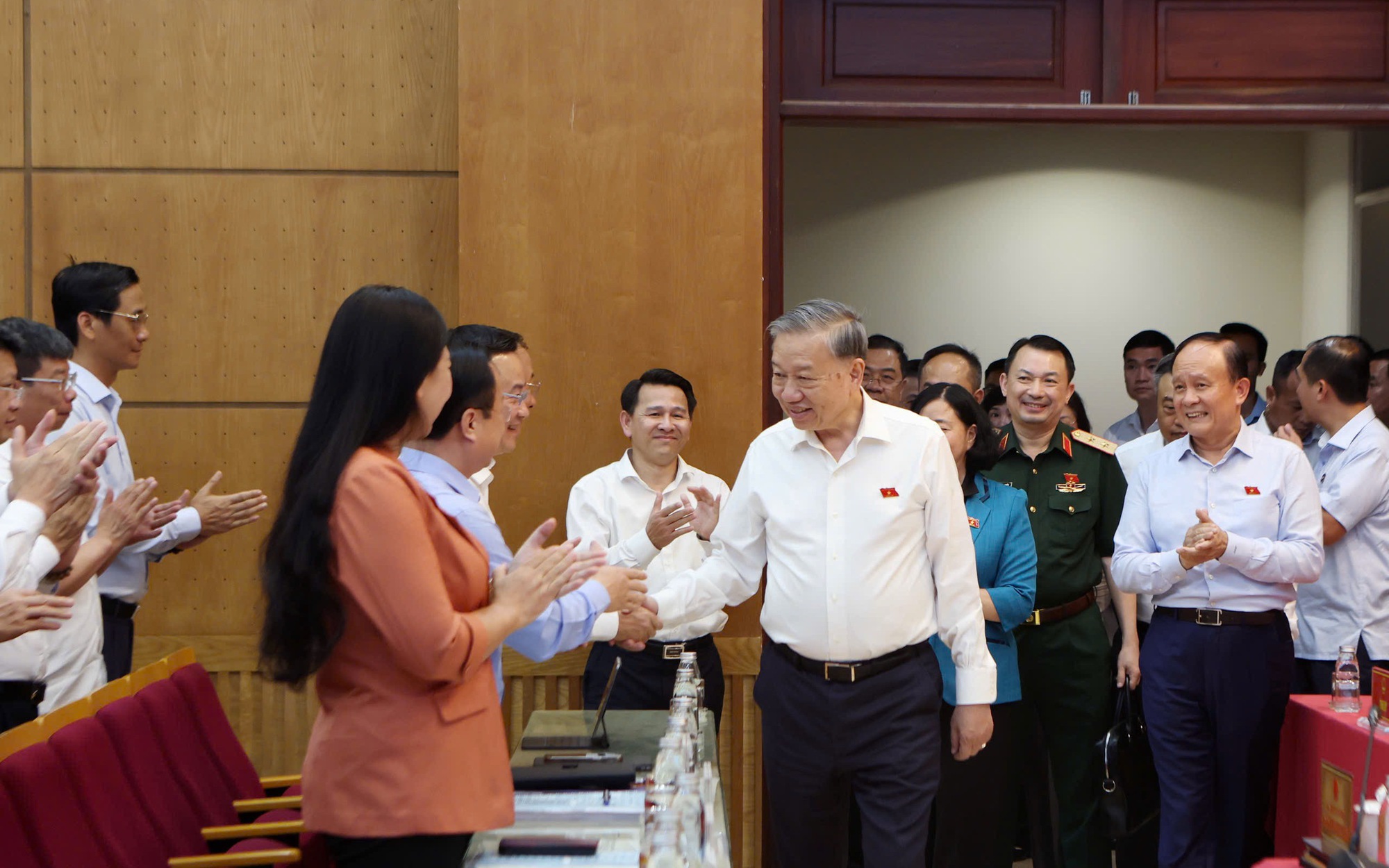 Ph&oacute; Thủ tướng Thường trực Ch&iacute;nh phủ Nguyễn H&ograve;a B&igrave;nh tiếp x&uacute;c cử tri tại Bắc Ninh  - Ảnh 2.