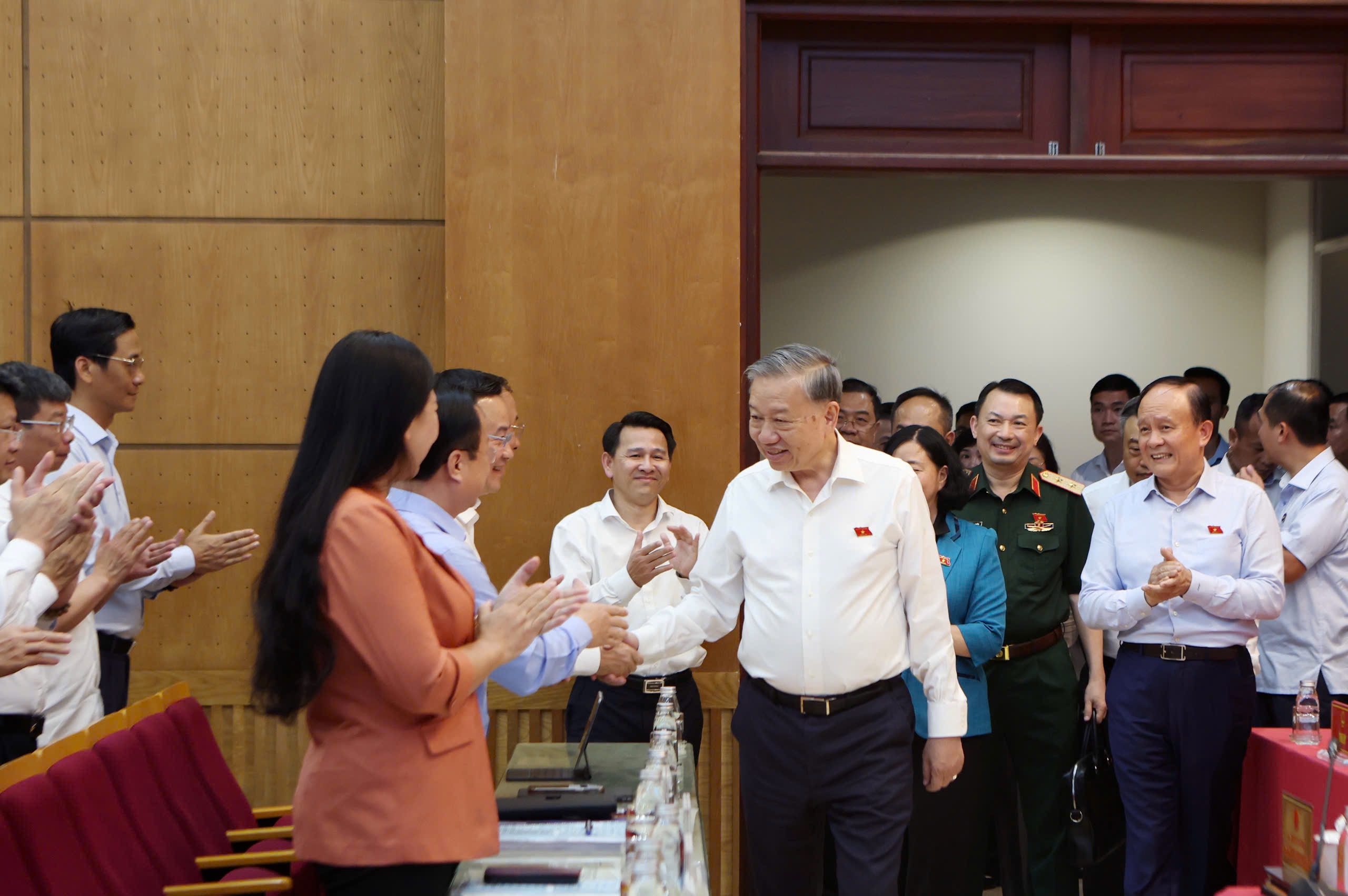 Tổng B&iacute; thư T&ocirc; L&acirc;m tiếp x&uacute;c cử tri tại H&agrave; Nội trước Kỳ họp thứ 10 Quốc hội kh&oacute;a XV - Ảnh 1.