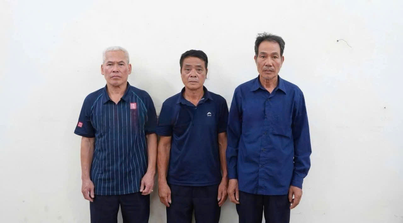 Khởi tố 3 bảo vệ đ&aacute;nh hội đồng người đi xe m&aacute;y chở bệnh nh&acirc;n trước sảnh bệnh viện - Ảnh 1.