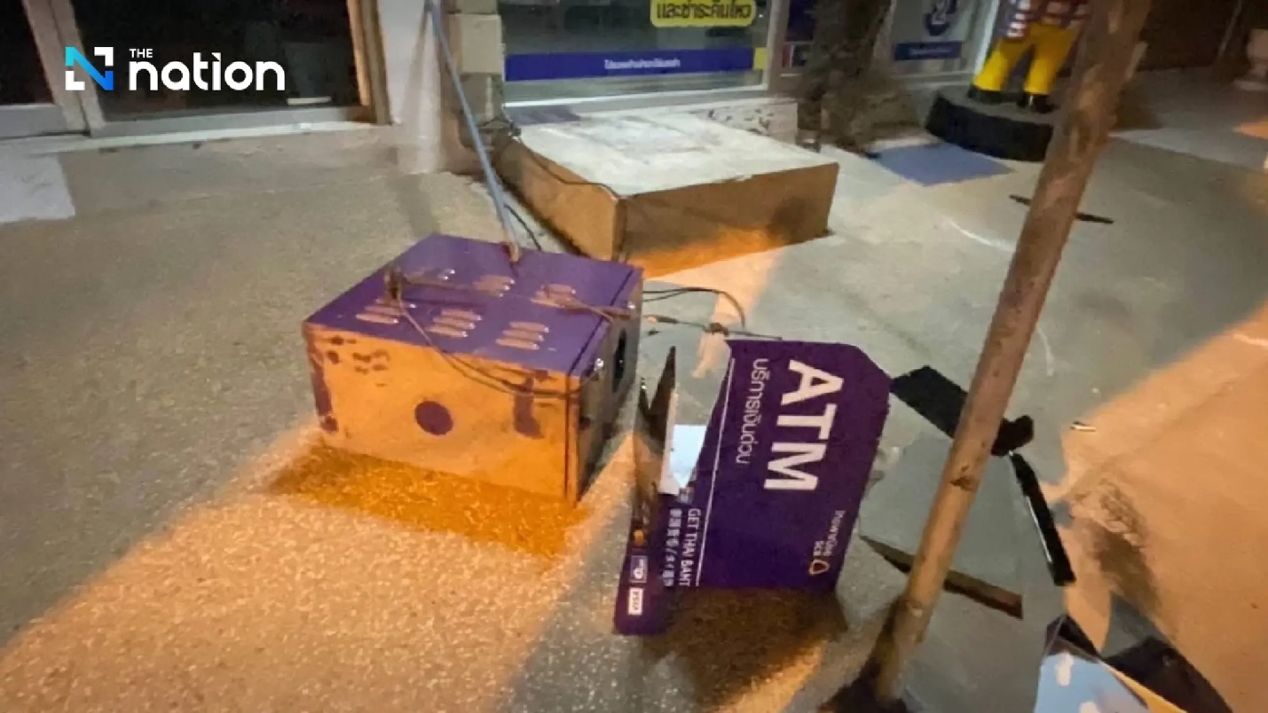 L&aacute;i xe kh&ocirc;ng biển số, chạy ngược chiều, k&eacute;o trộm c&acirc;y ATM ở Th&aacute;i Lan- Ảnh 2.