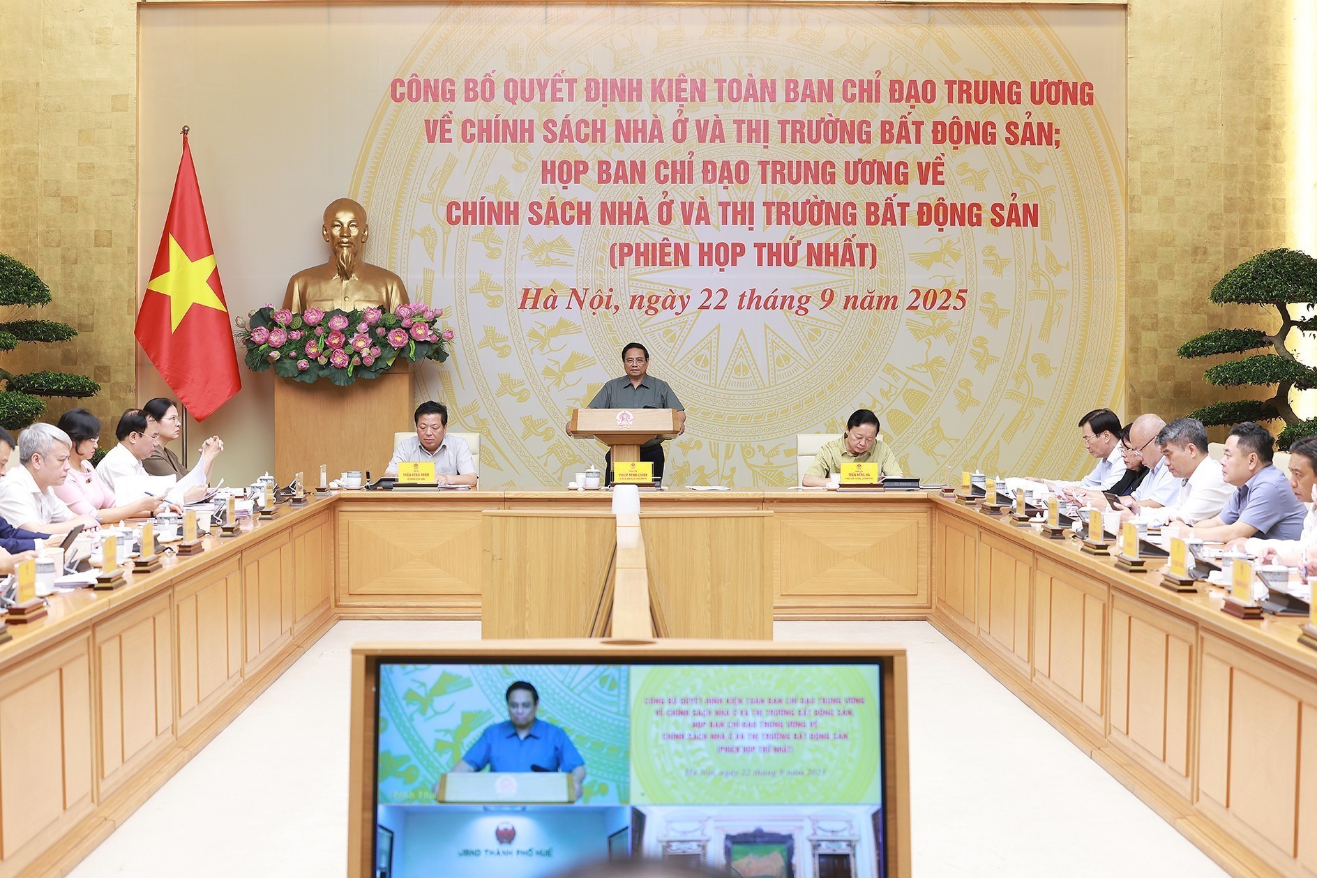 Thủ tướng: Phải trả lời vì sao giá nhà chung cư cao mãi? - Ảnh 1.