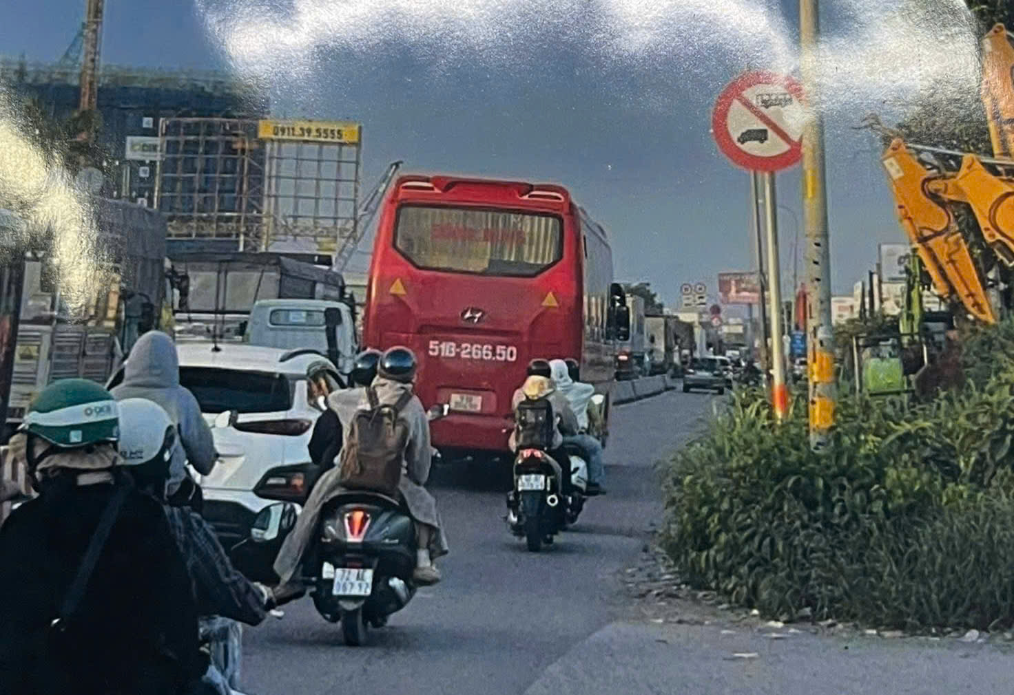 T&agrave;i xế xe kh&aacute;ch vi phạm chạy v&agrave;o đường cấm ở TP HCM bị xử l&yacute; nghi&ecirc;m - Ảnh 2.