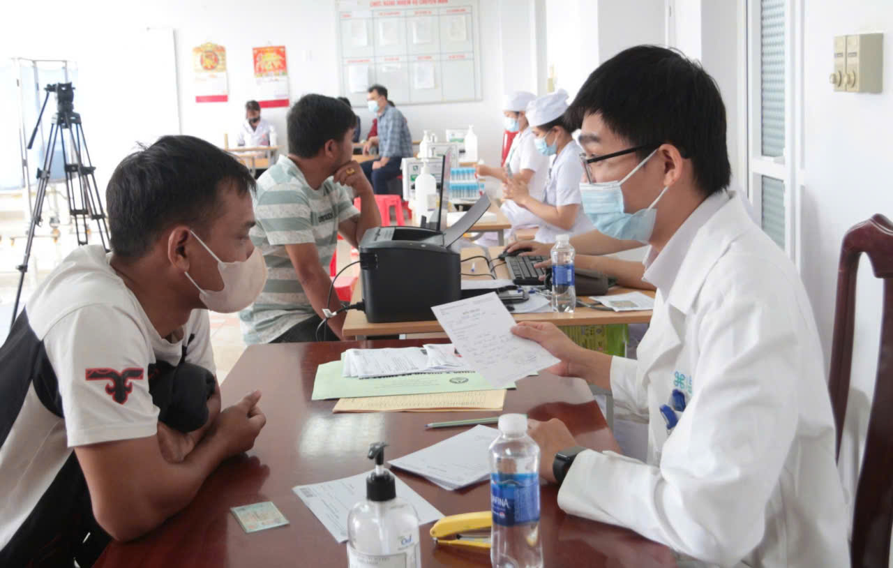 Bệnh nh&acirc;n vụ m&aacute;y hỏng t&aacute;n sỏi: Đau đớn k&eacute;o d&agrave;i v&agrave; cần kh&aacute;m s&agrave;ng lọc ngay - Ảnh 1.