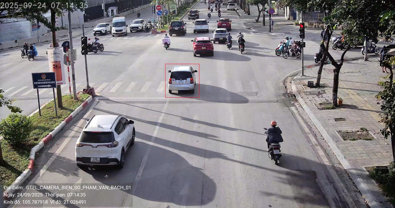 Chỉ nửa ng&agrave;y th&iacute; điểm, camera AI ph&aacute;t hiện hơn 1.450 xe vượt đ&egrave;n đỏ - Ảnh 1.