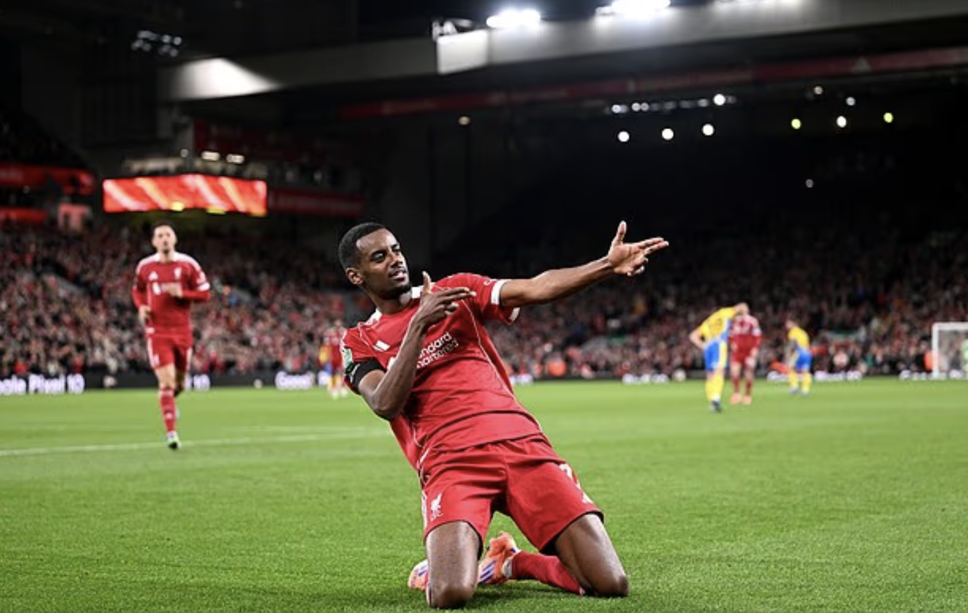 Ekitike l&agrave;m người h&ugrave;ng lẫn tội đồ, Liverpool chật vật vượt v&ograve;ng 3 League Cup- Ảnh 2.