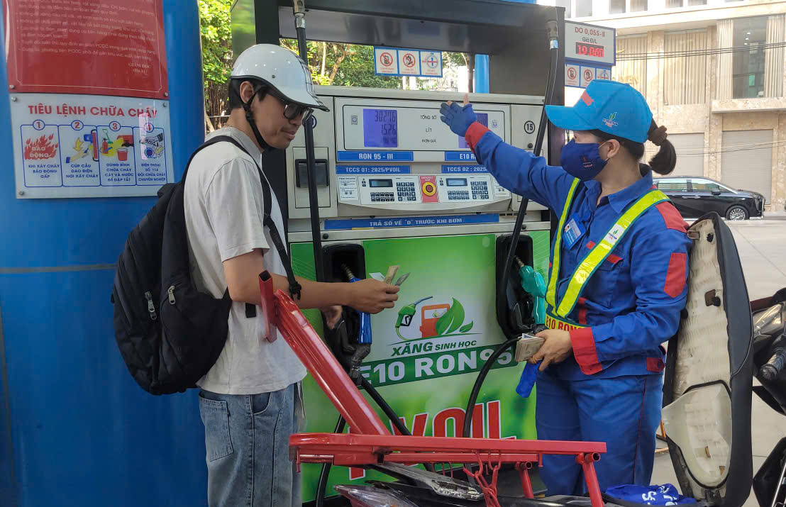 Cập nhật gi&aacute; xăng RON 95 giảm gần 20 . 000 Đồng / l&iacute;t từ 25 - 9 - Ảnh 1.